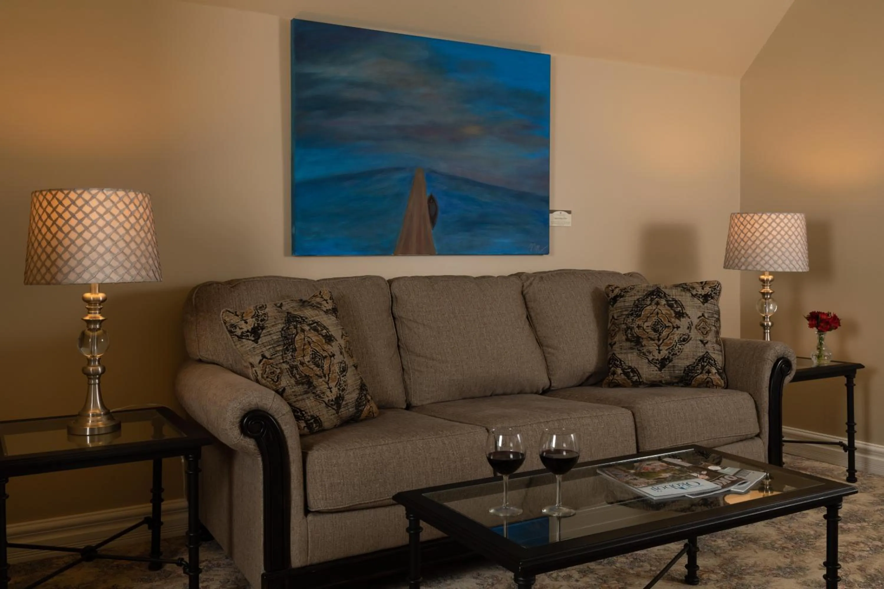 Living room in The Oakwood Inn Okoboji