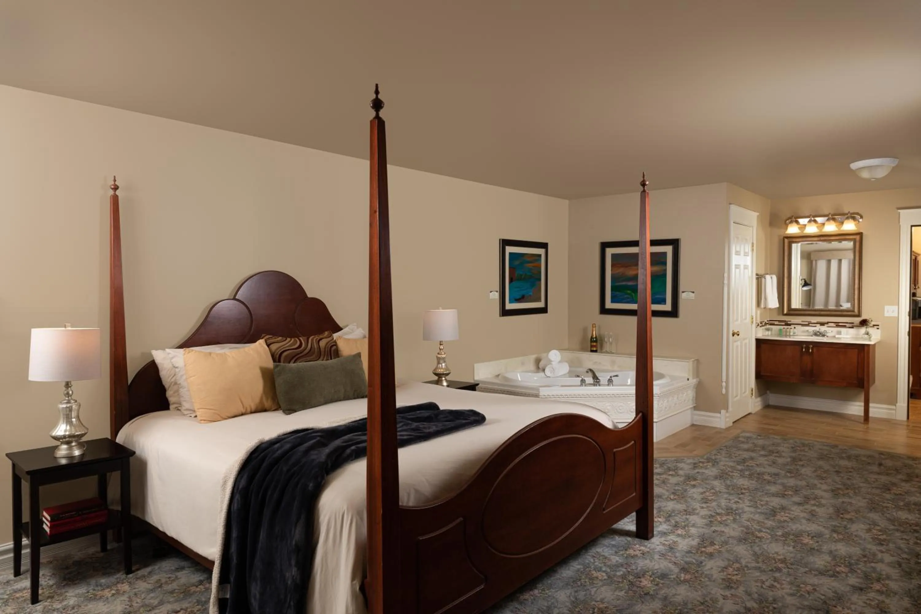 Photo of the whole room, Bed in The Oakwood Inn Okoboji