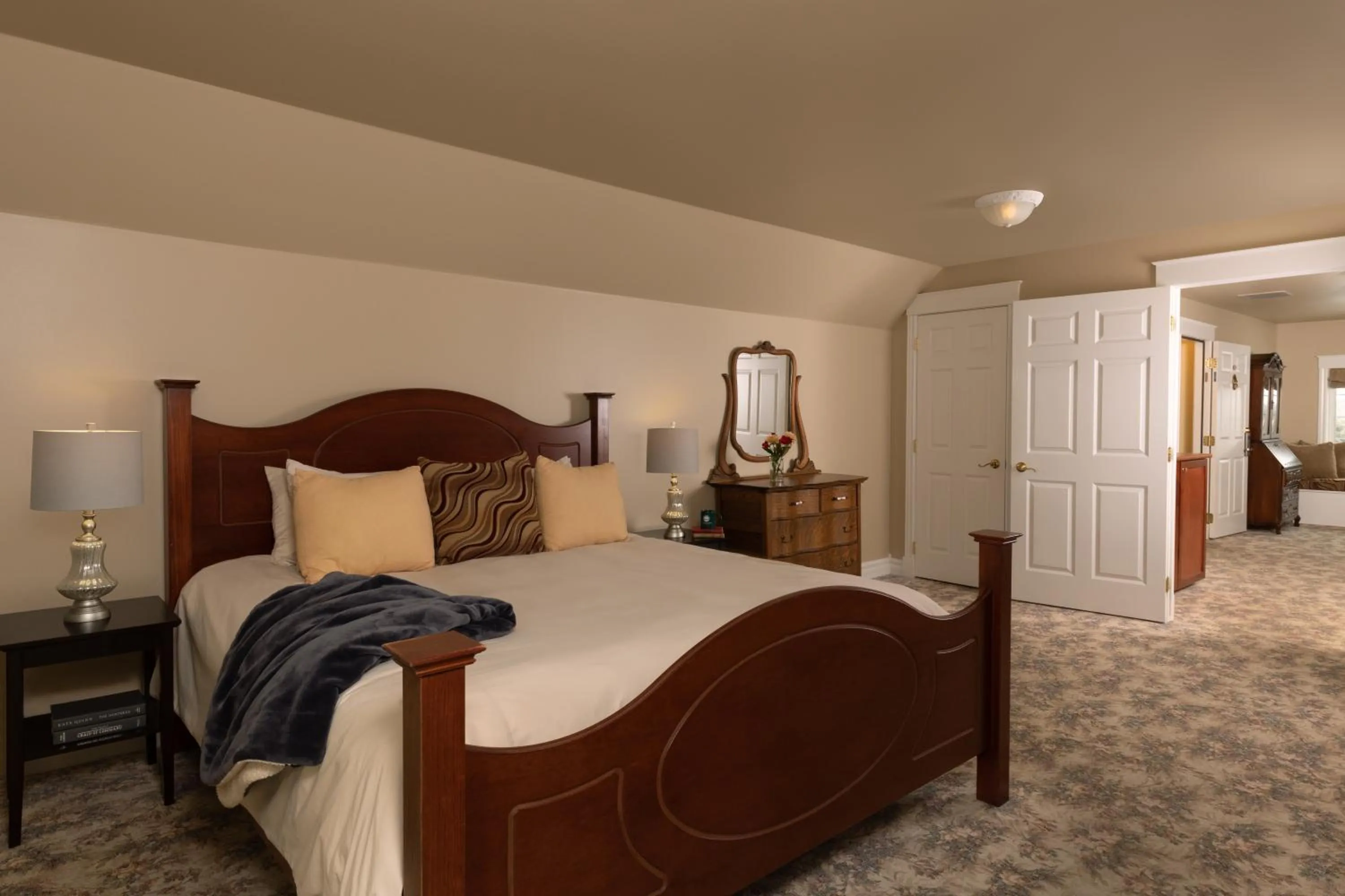 Bedroom, Bed in The Oakwood Inn Okoboji