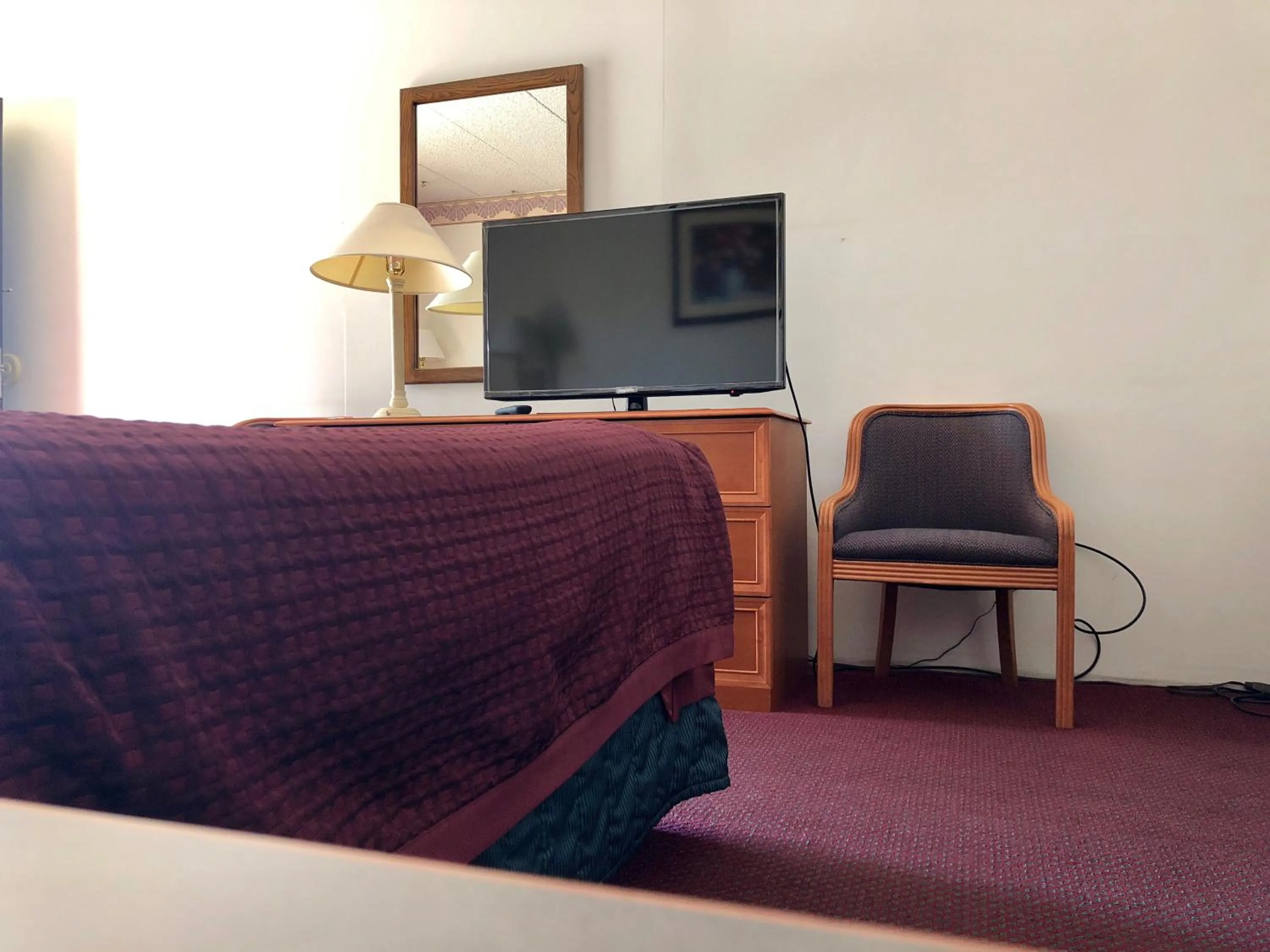 Bed in Kewanee Motor Lodge