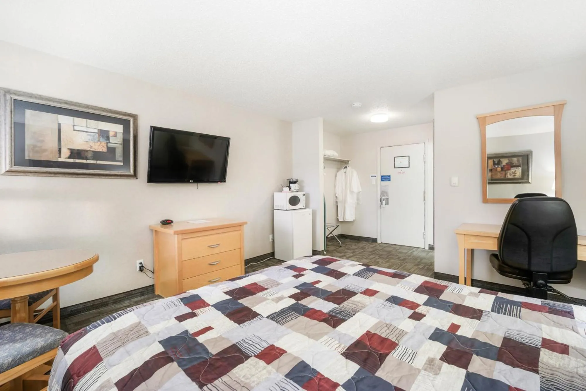 Bed in Guest House Inn & Suites