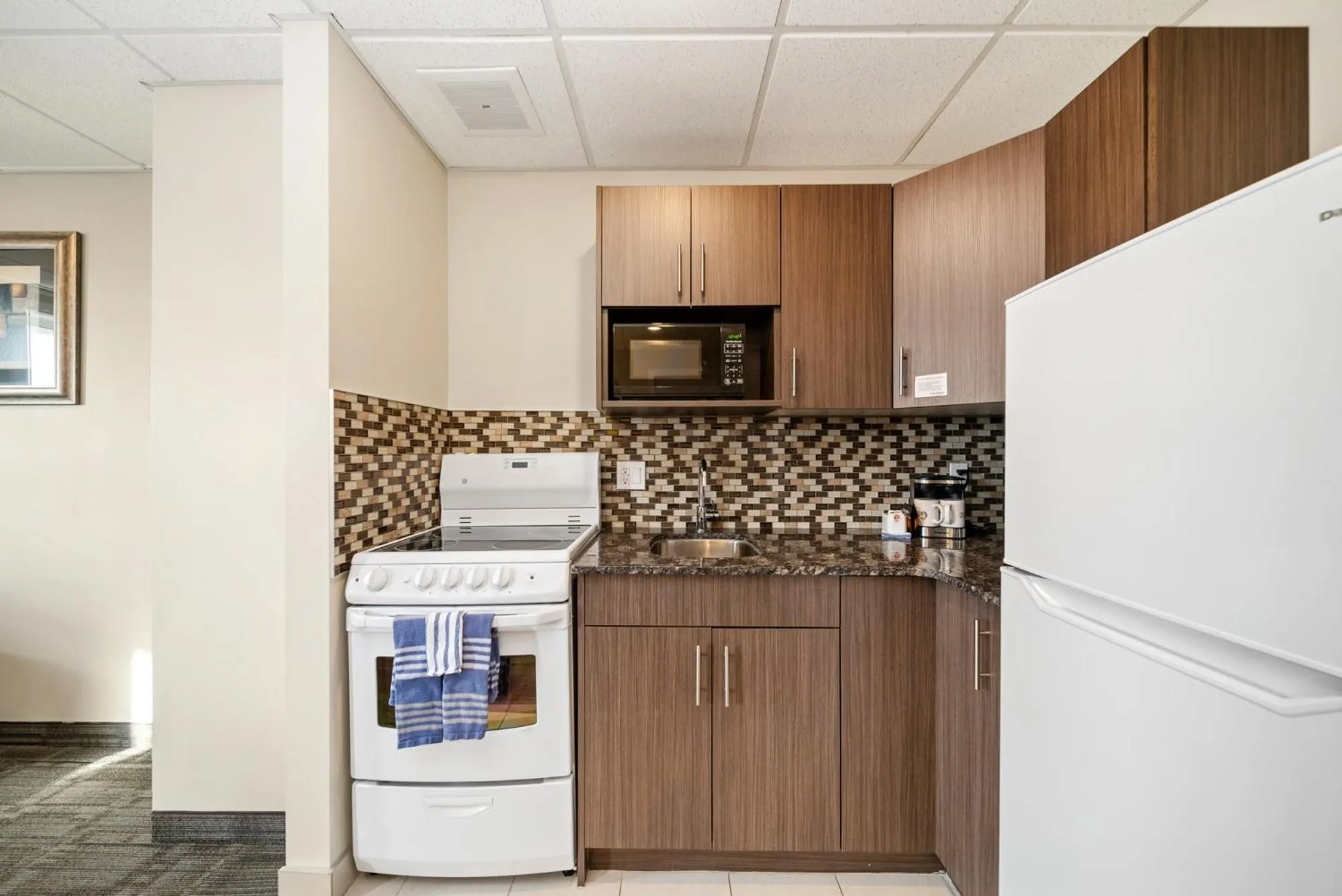 Guest House Inn & Suites