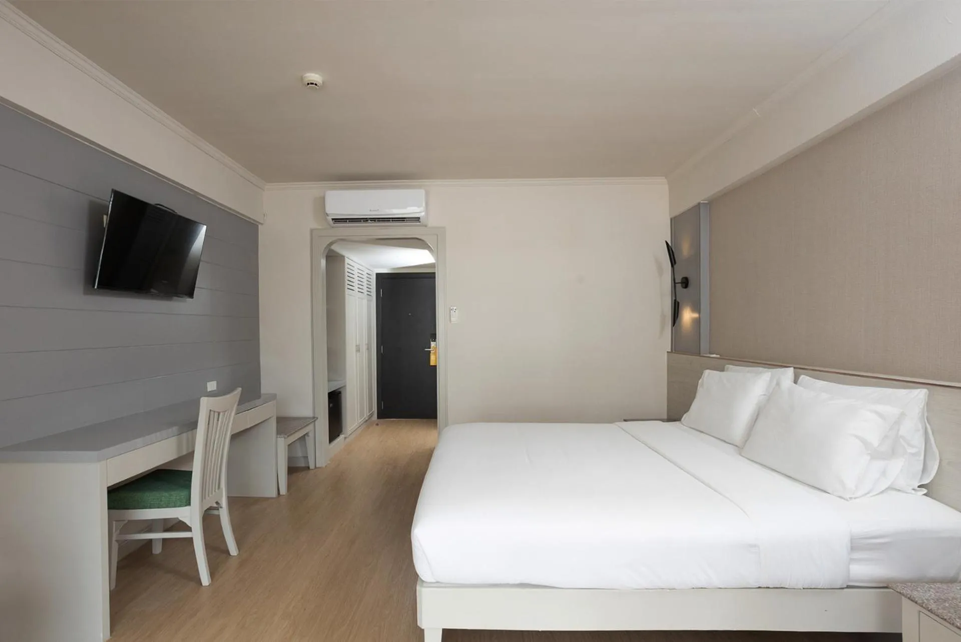 Bedroom, Bed in Pinnacle Grand Jomtien Resort and Beach Club