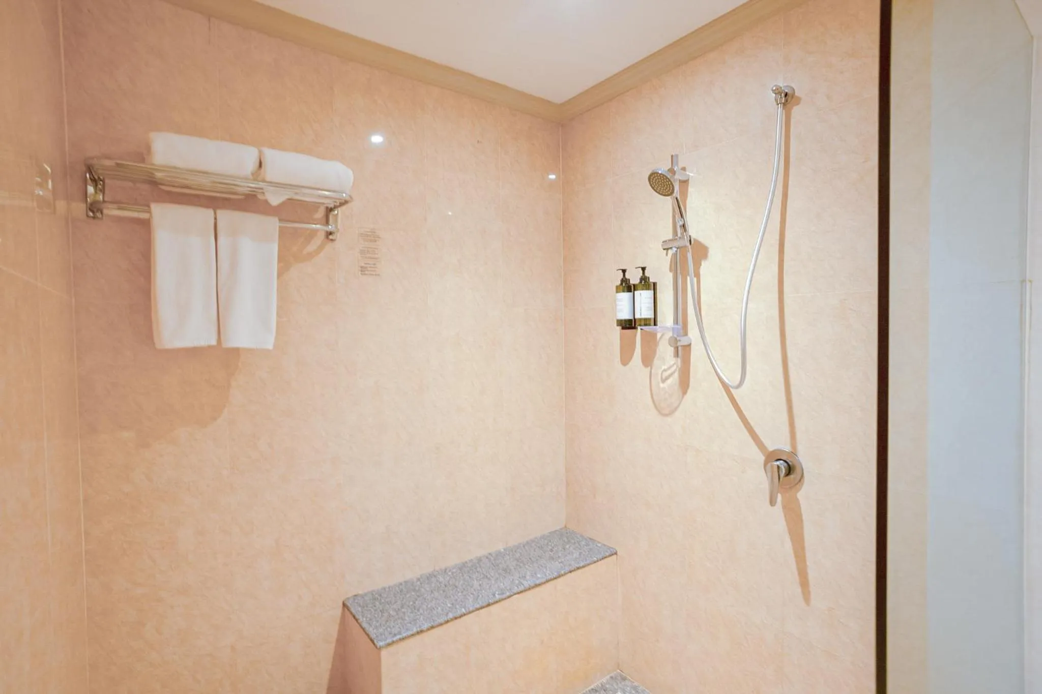 Bathroom in Pinnacle Grand Jomtien Resort and Beach Club