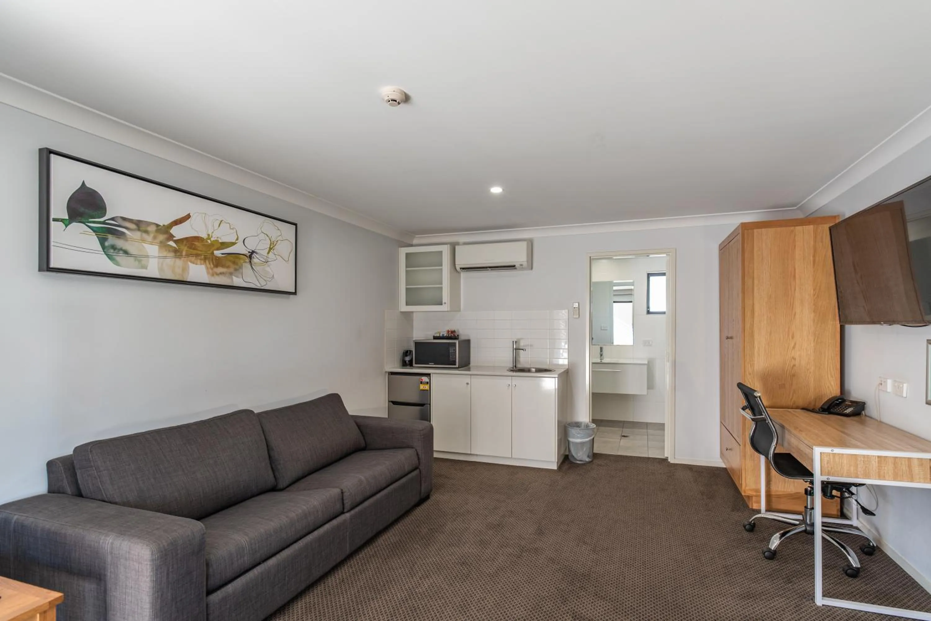 Kitchen or kitchenette in Best Western Club Quirindi Motel