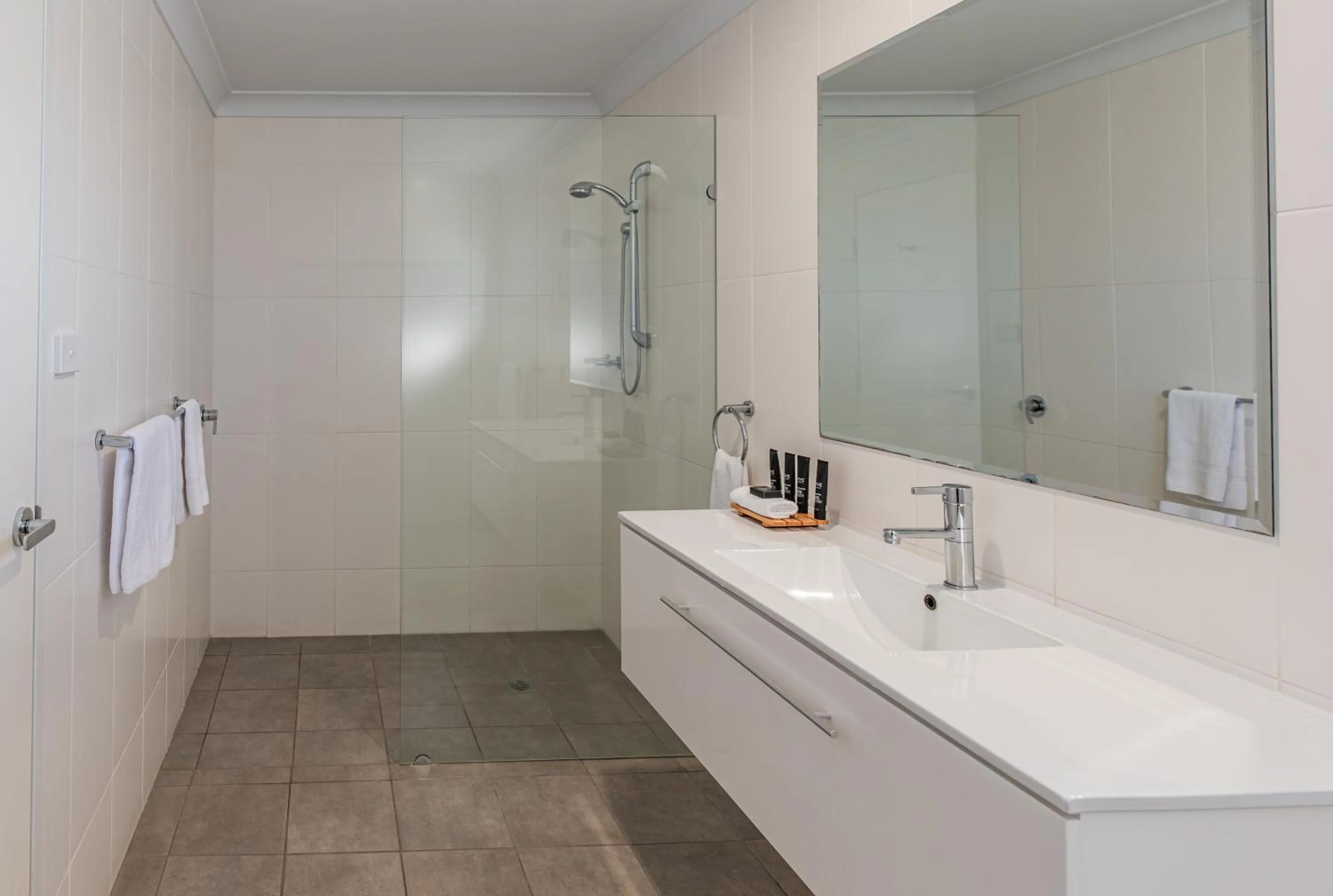 Shower in Best Western Club Quirindi Motel