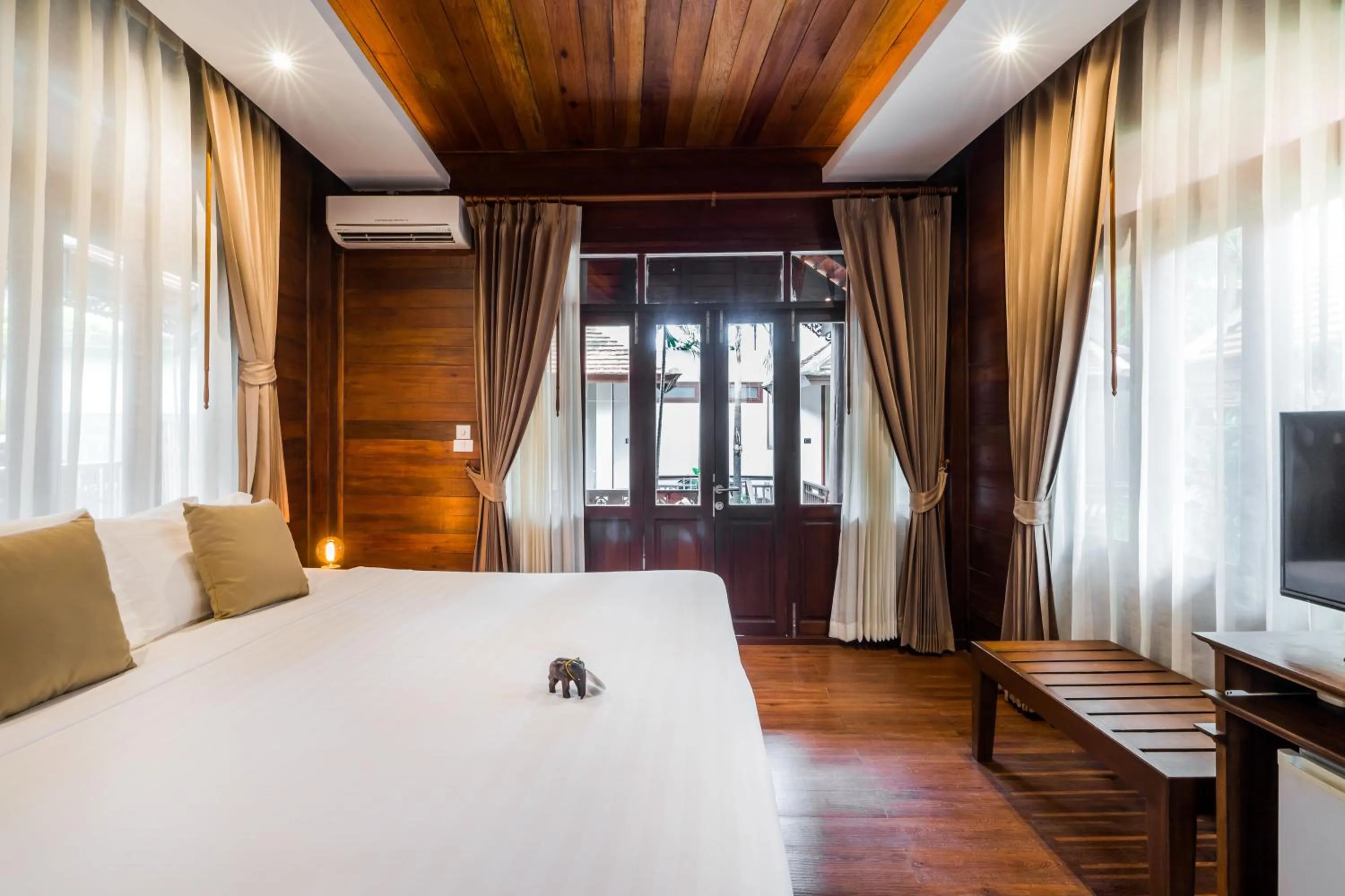 Communal lounge/ TV room, Bed in Samui Paradise Chaweng Beach Resort