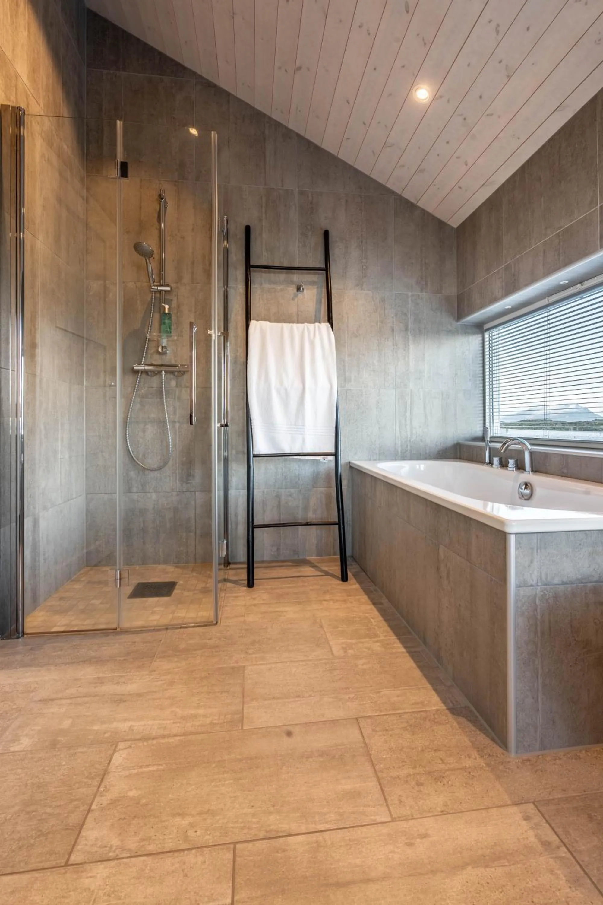 Shower in Lofoten Links Lodges