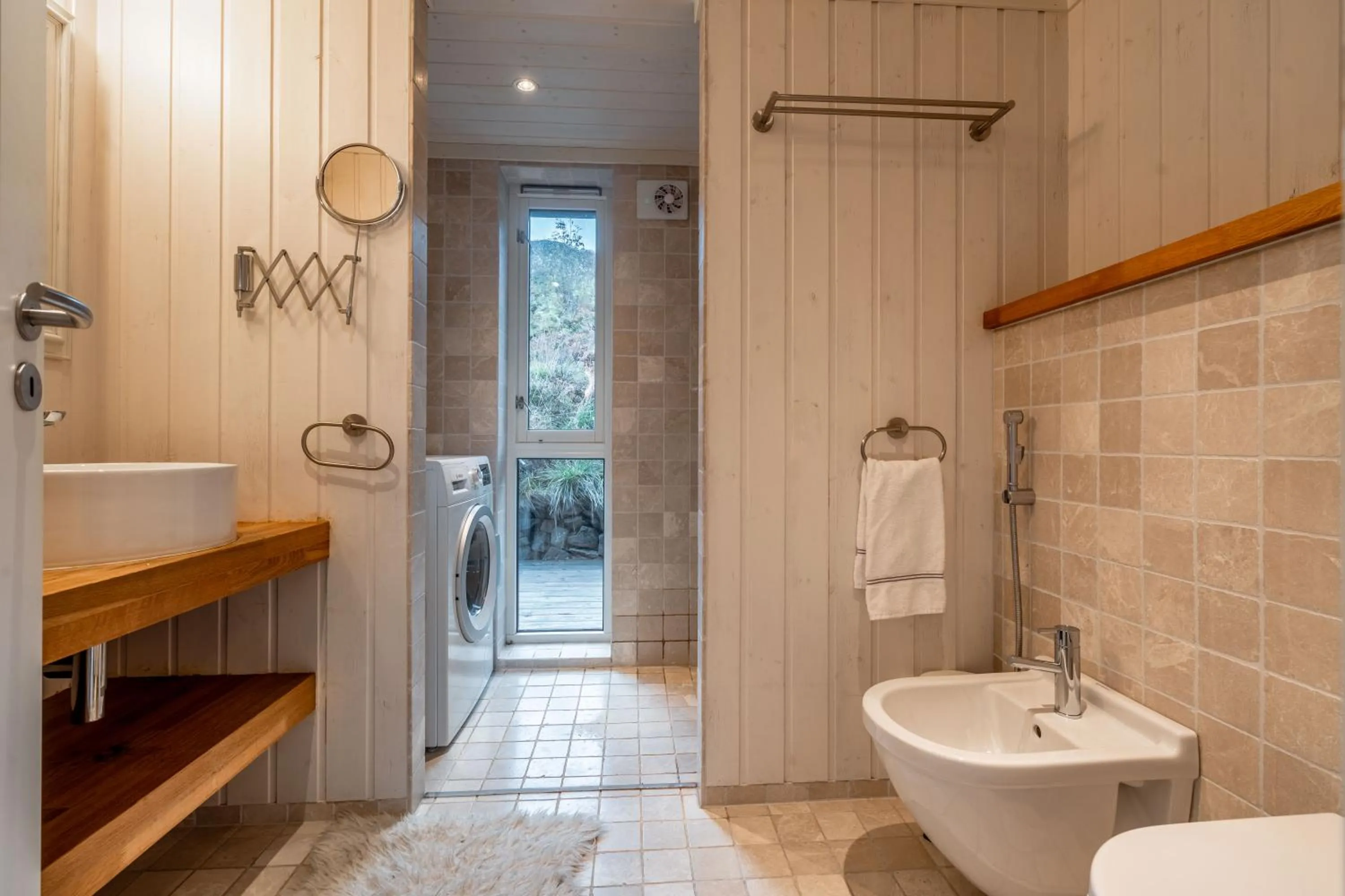 Shower in Lofoten Links Lodges