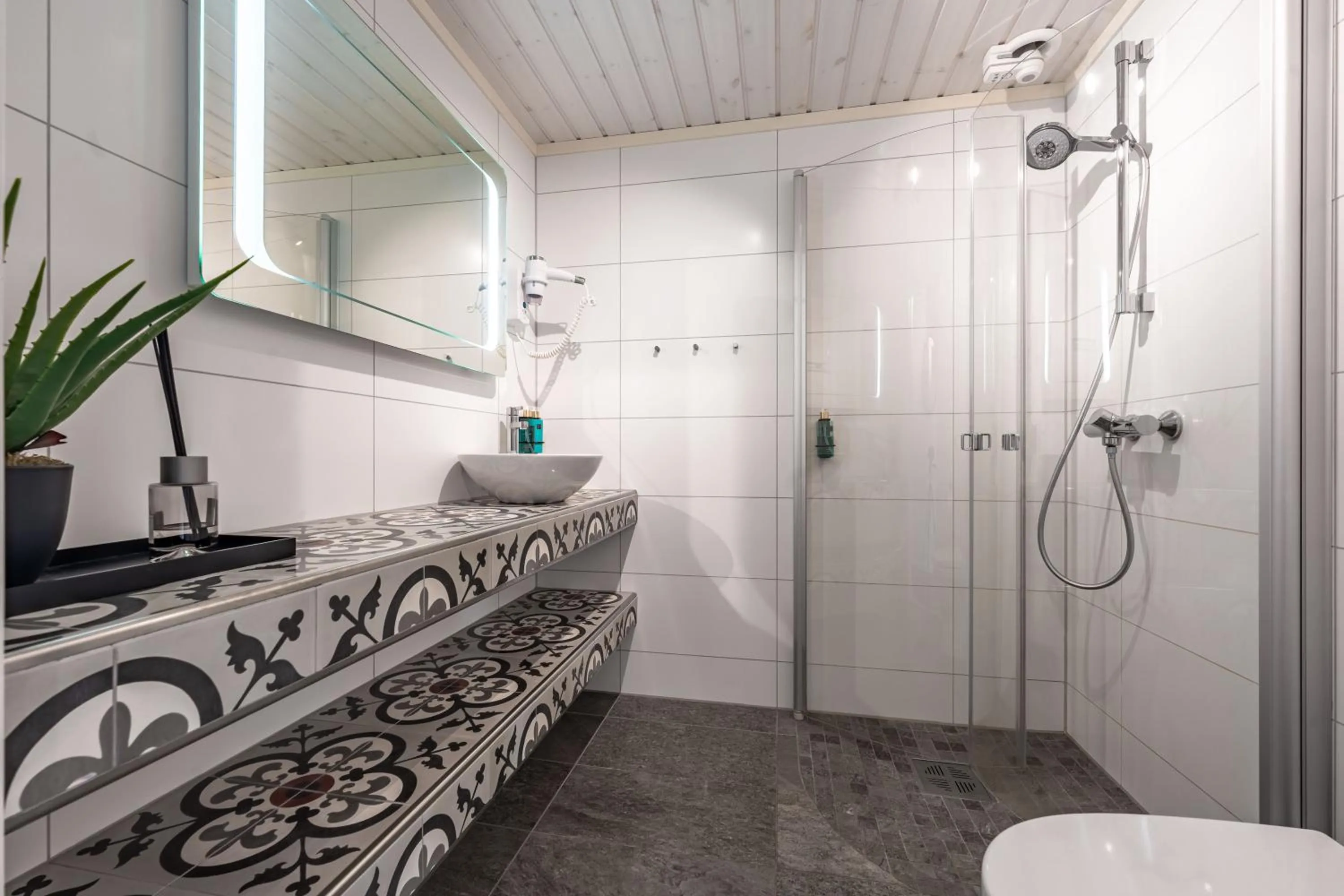 Shower in Lofoten Links Lodges