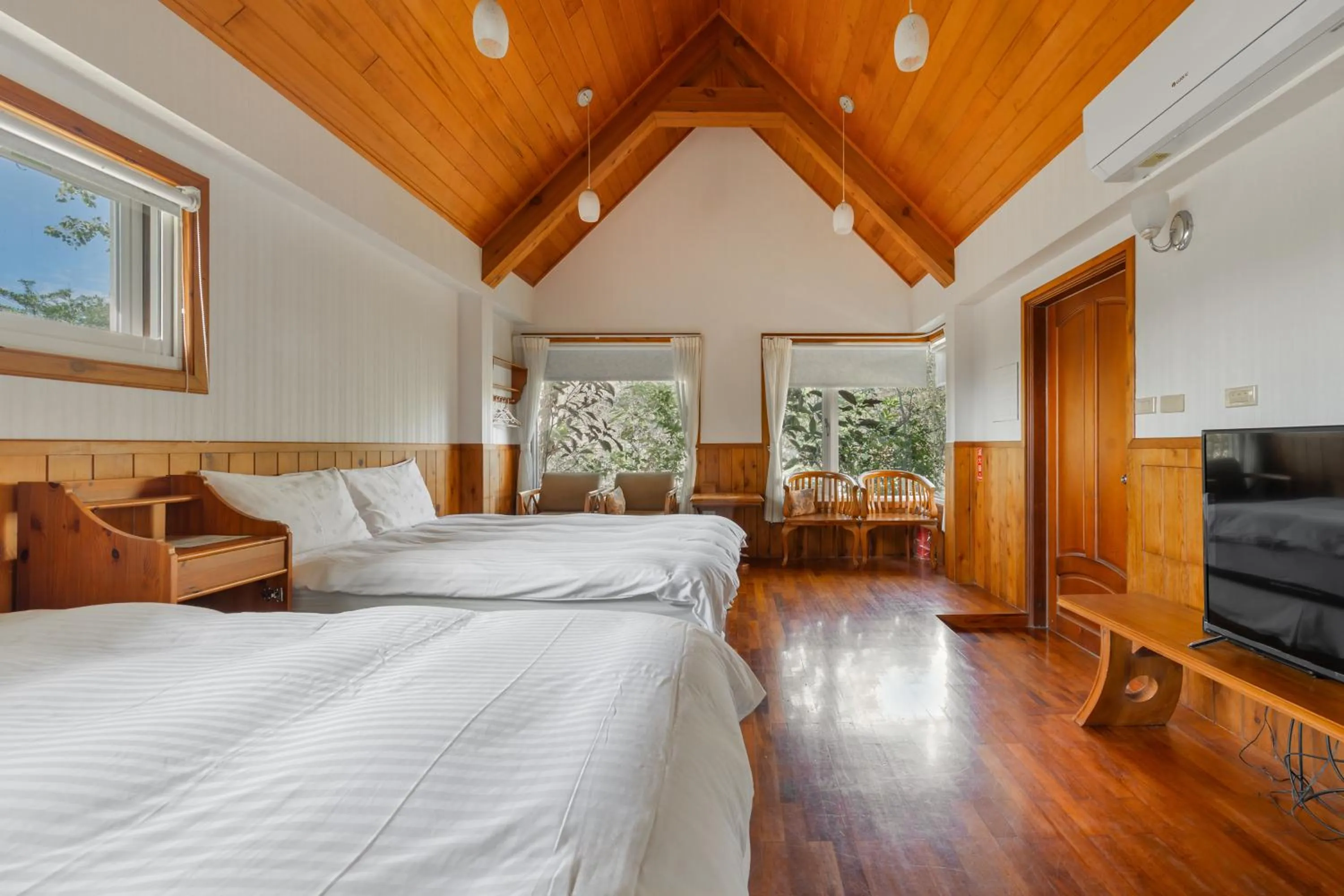 Photo of the whole room, Bed in Green Forest Villa