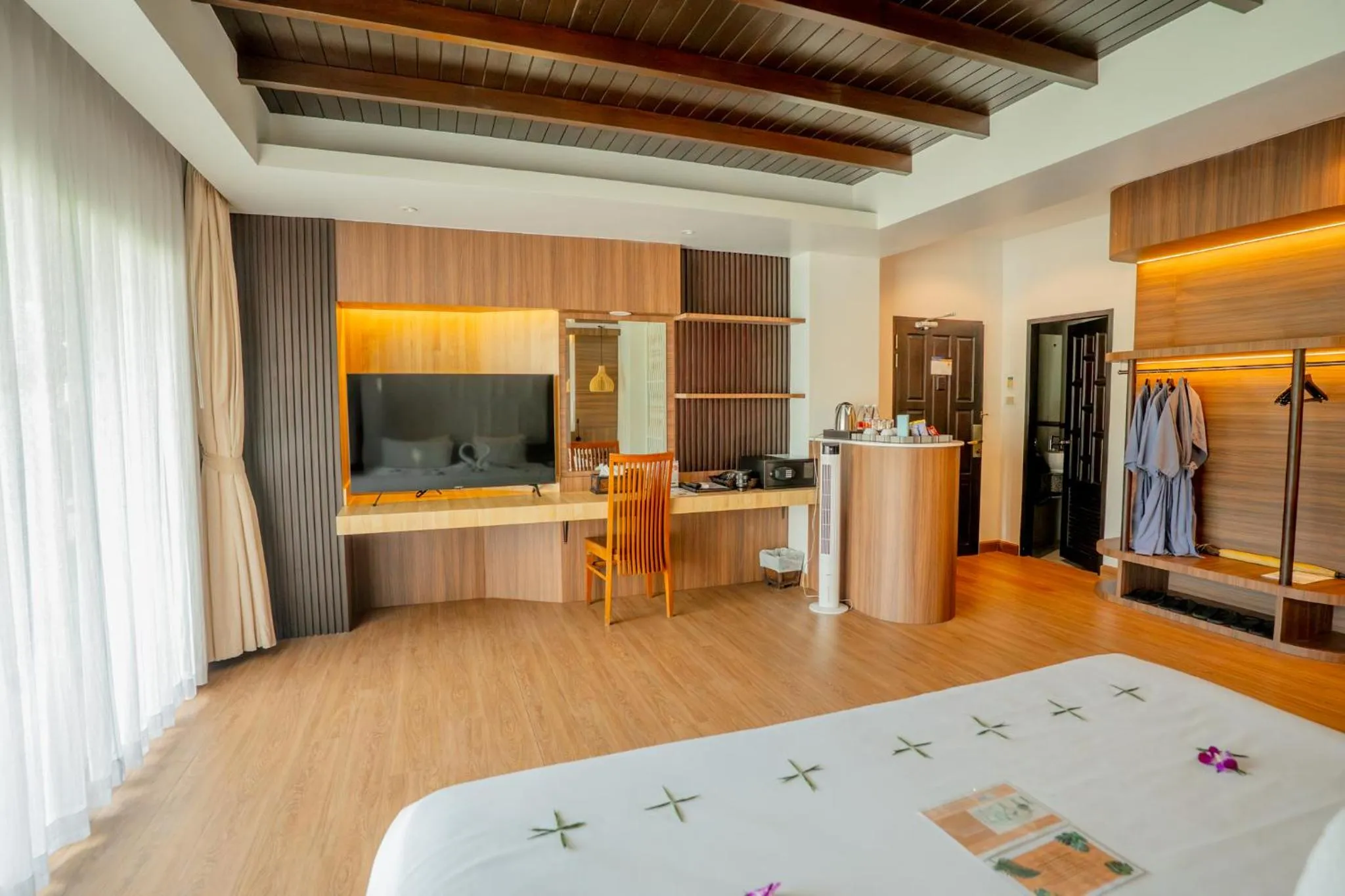 TV and multimedia, Bed in Nipa Resort, Patong Beach