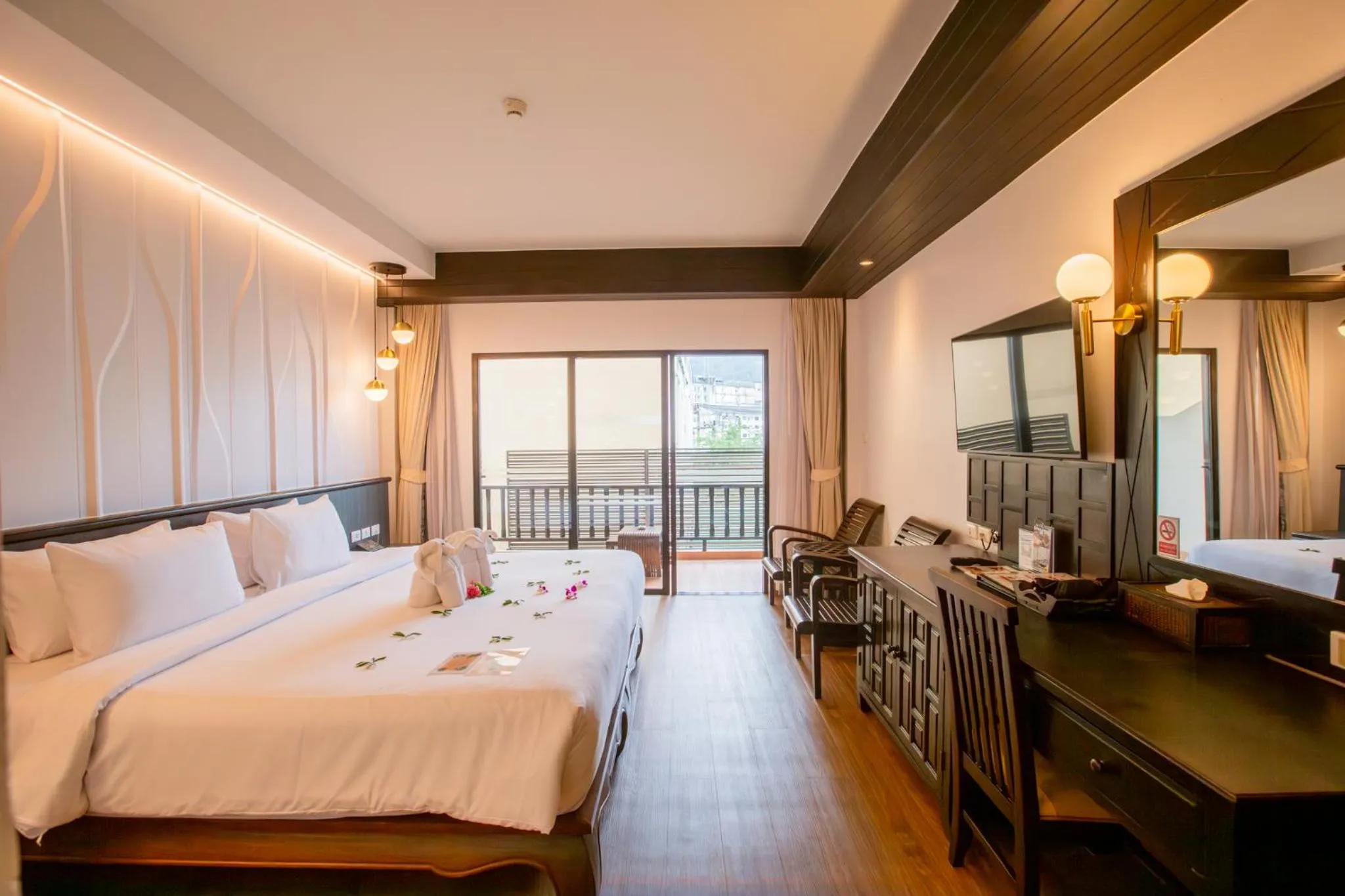 Photo of the whole room, Bed in Nipa Resort, Patong Beach