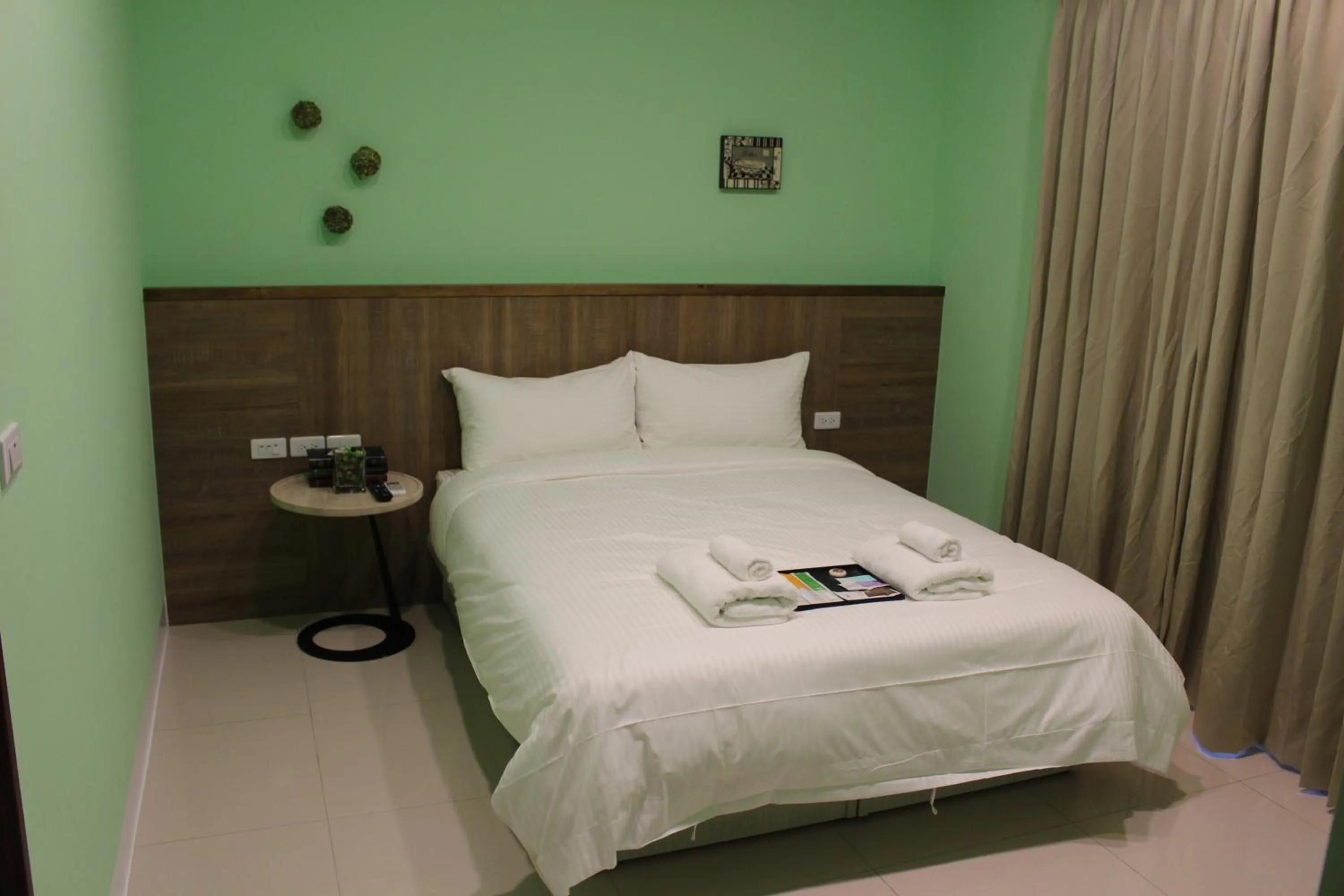 Photo of the whole room, Bed in Mysig