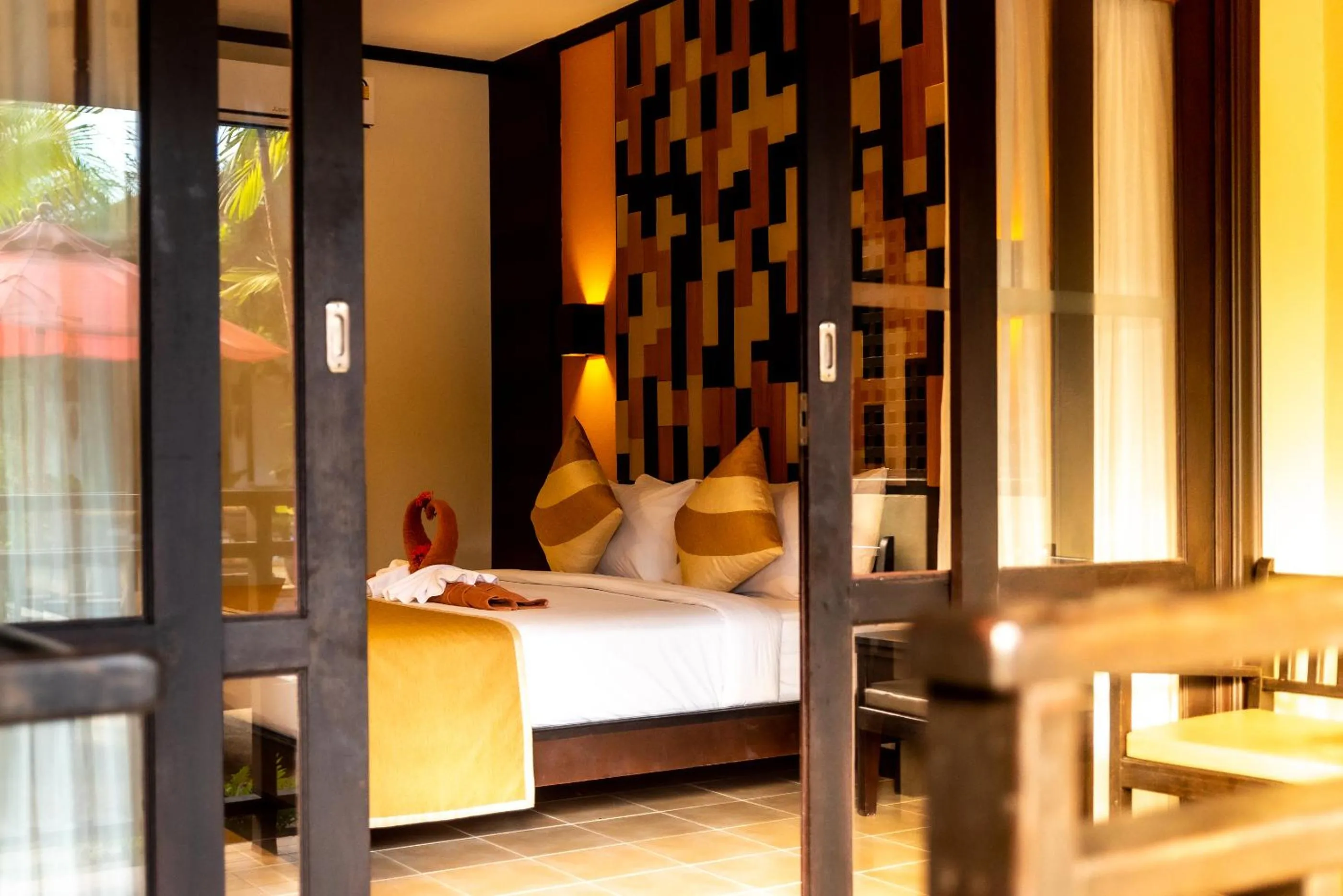 Photo of the whole room, Bed in Am Samui Palace