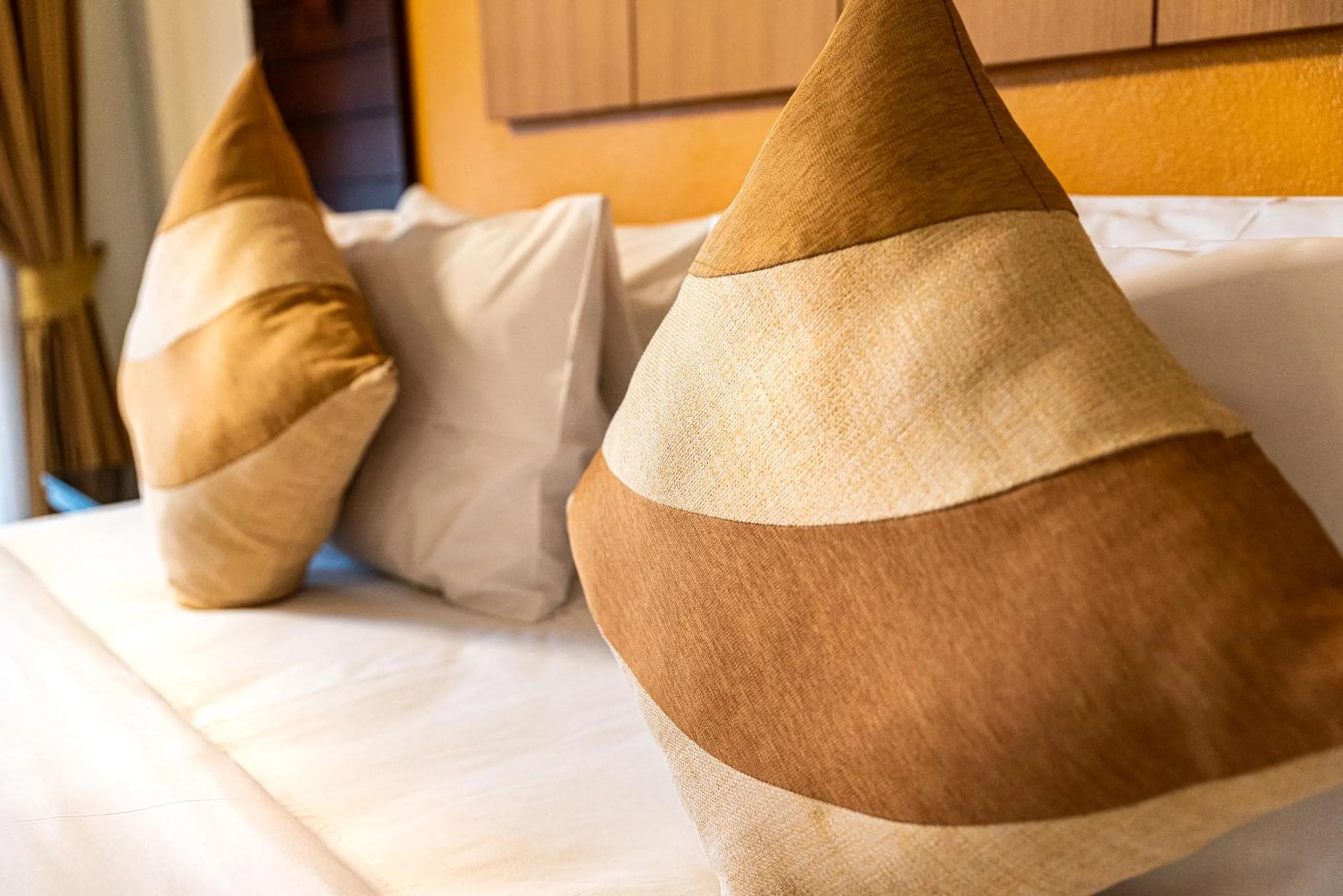 Photo of the whole room, Bed in Am Samui Palace