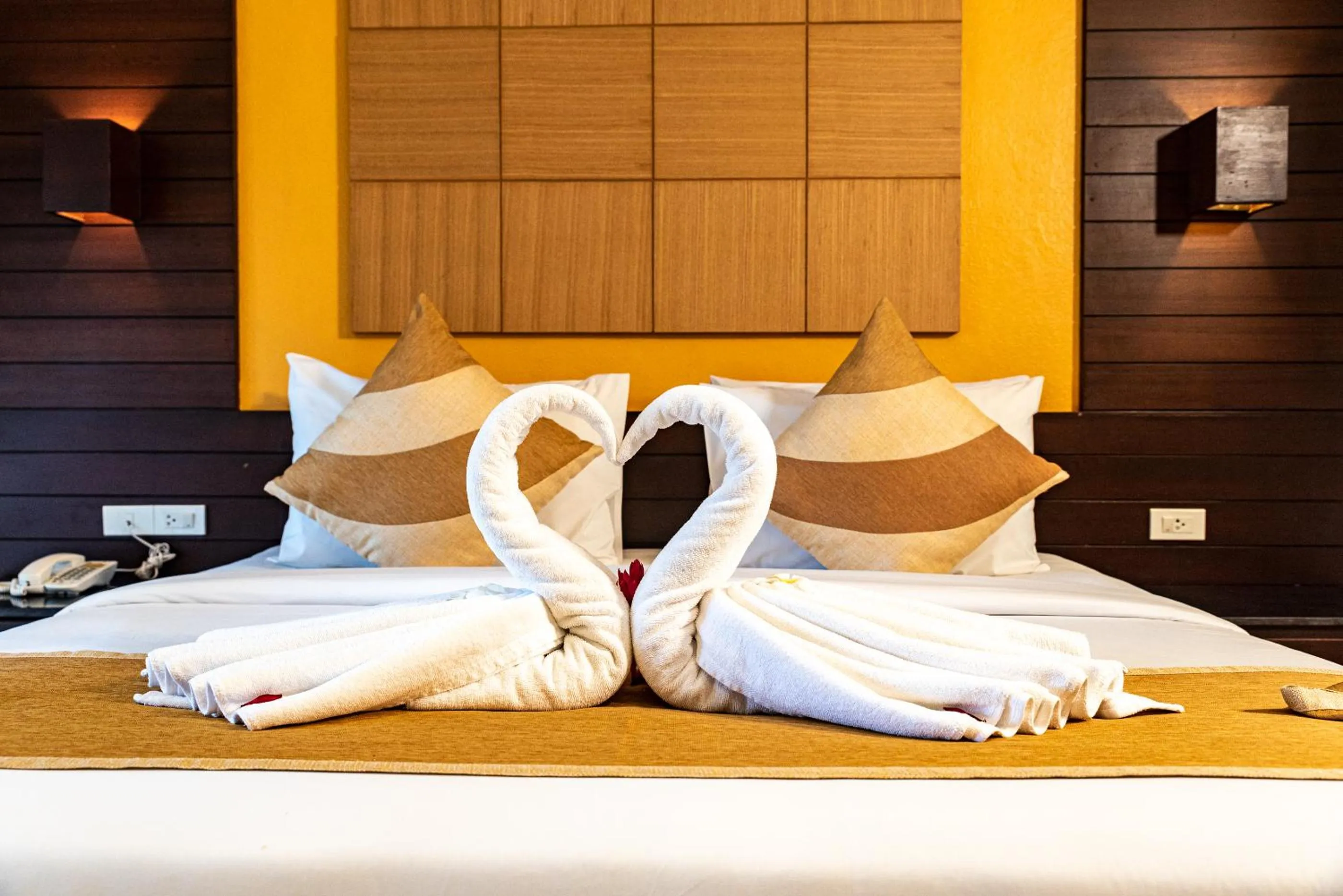 Photo of the whole room, Bed in Am Samui Palace