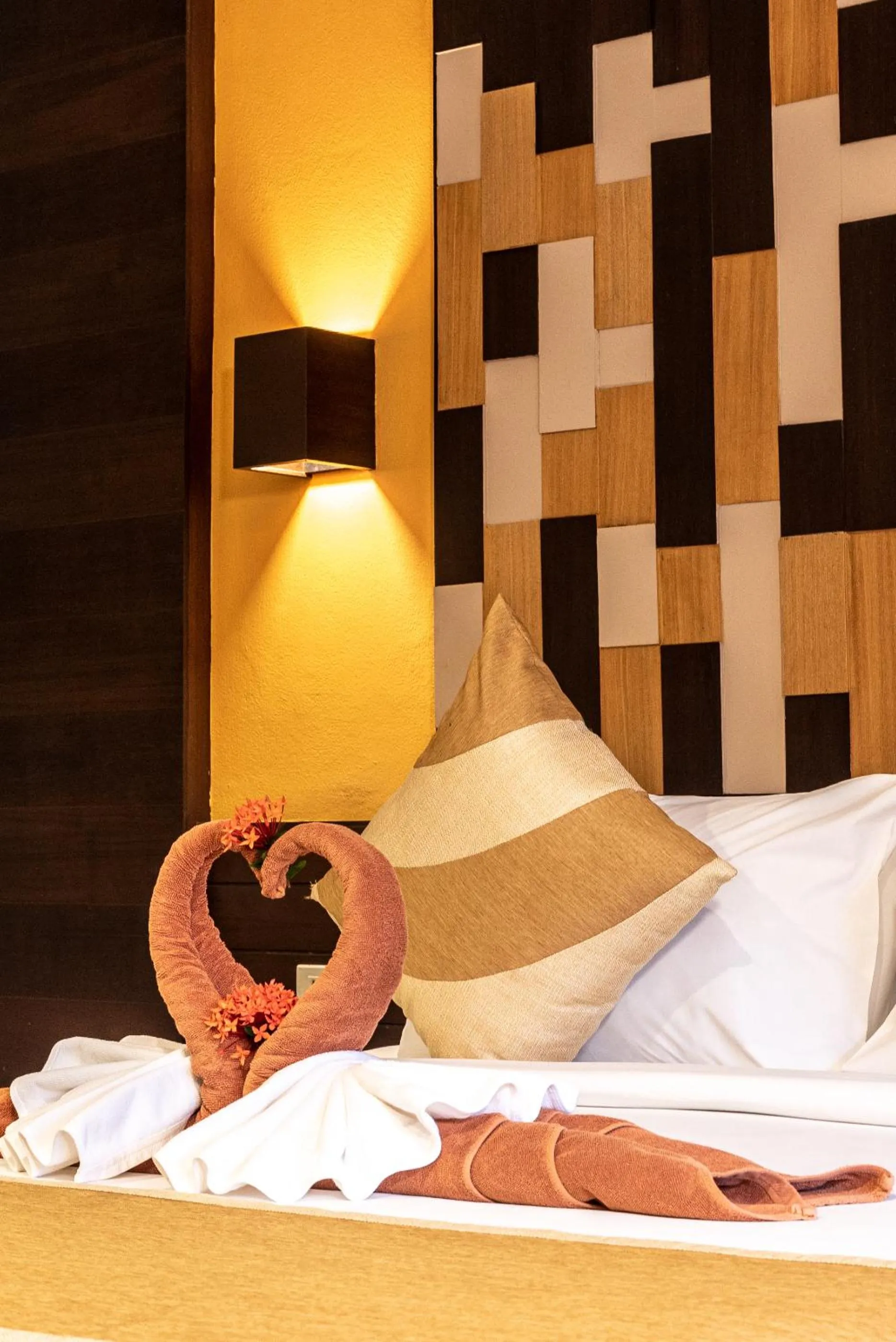 Photo of the whole room, Bed in Am Samui Palace