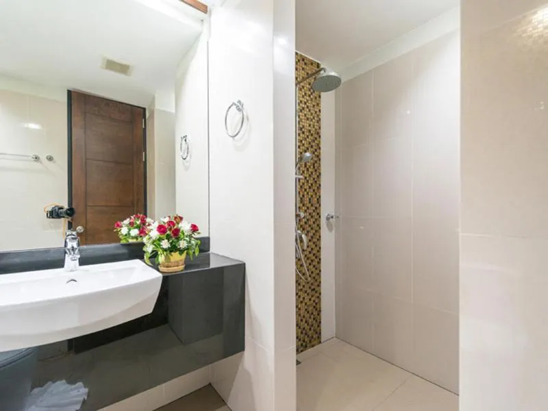 Shower in Am Samui Palace