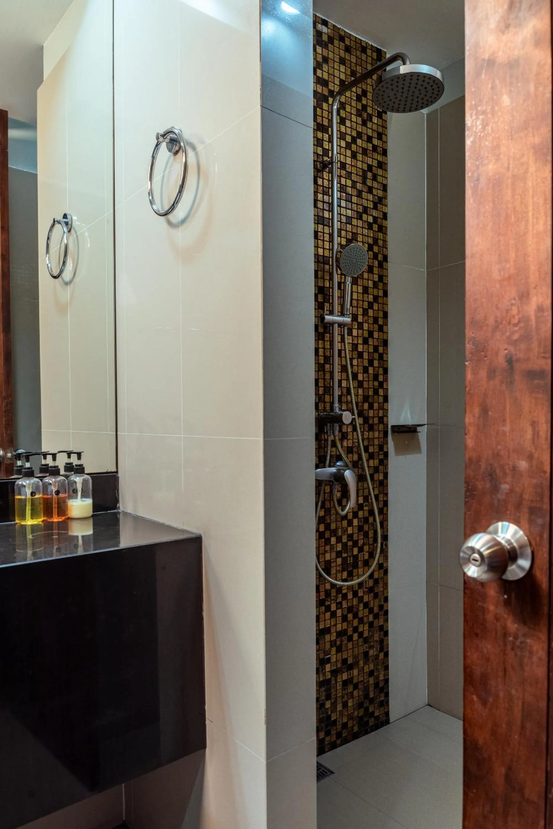 Shower in Am Samui Palace