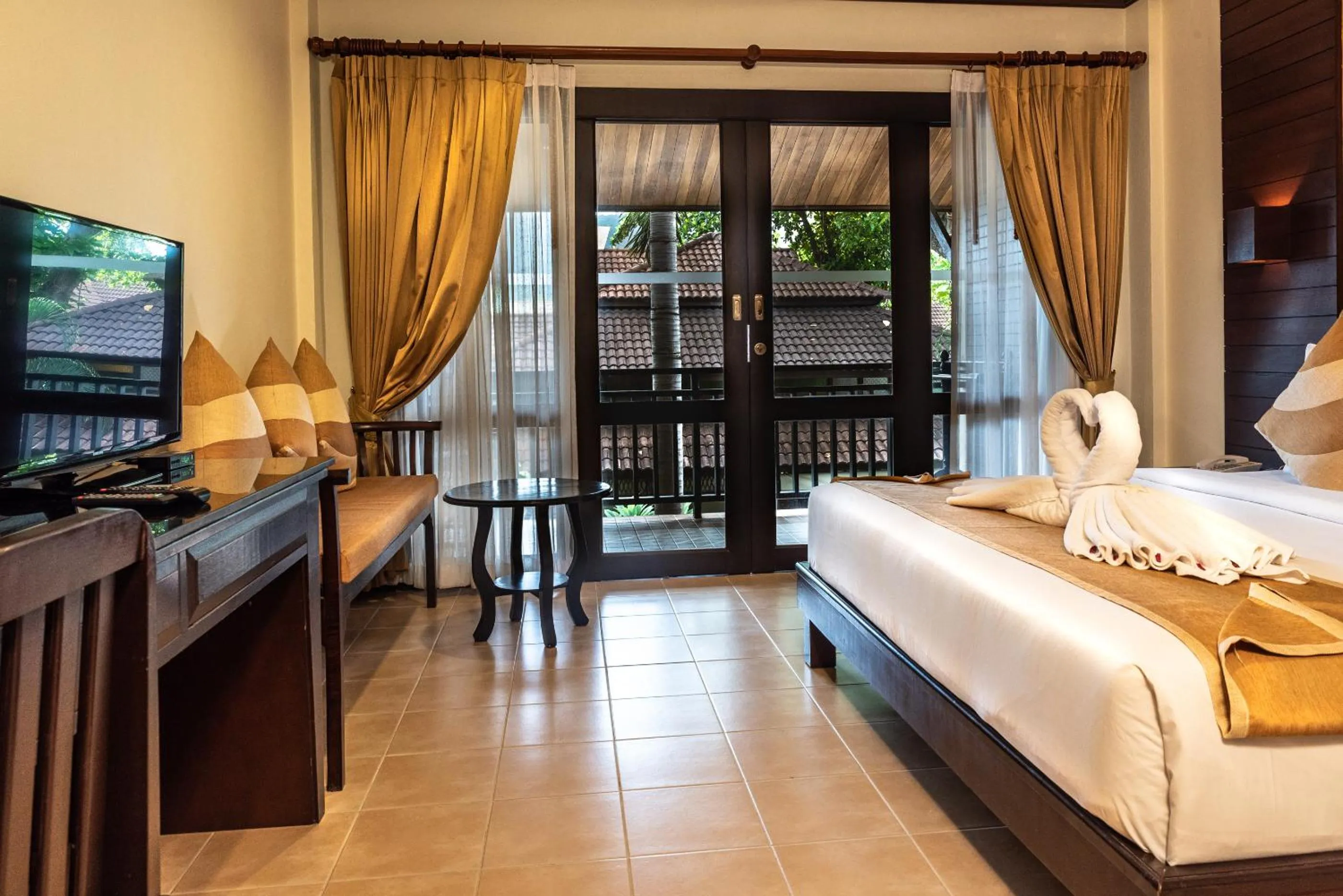 Photo of the whole room, Bed in Am Samui Palace