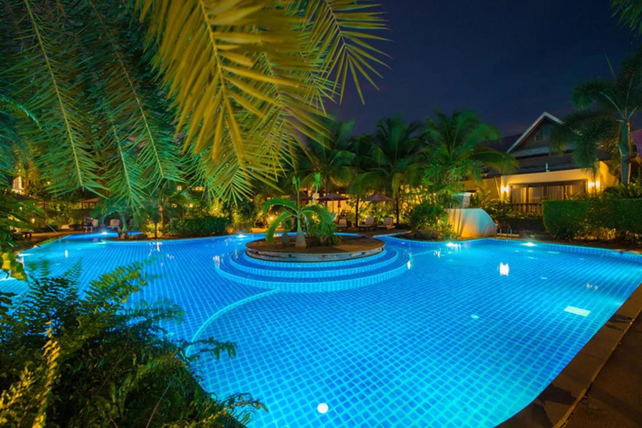 Swimming pool in Am Samui Palace