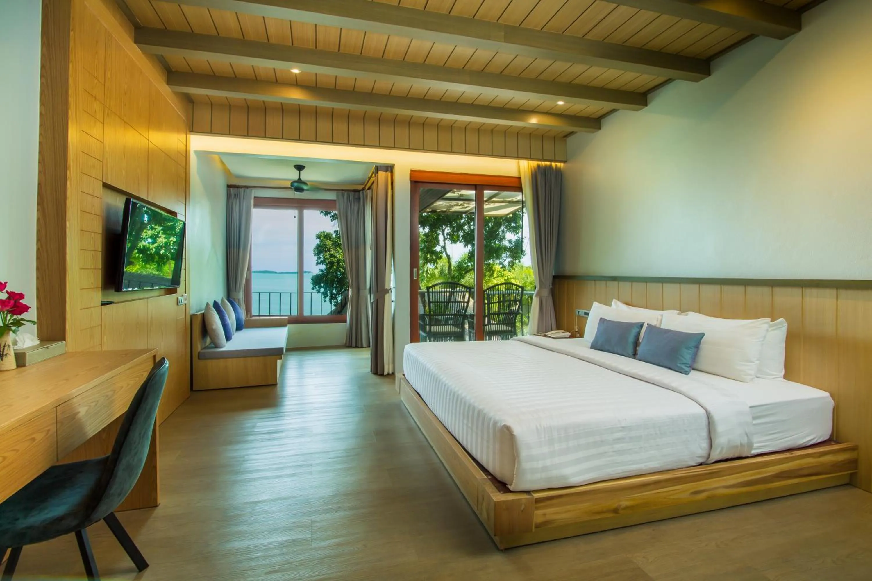 TV and multimedia, Bed in Coral Cliff Beach Resort Samui - SHA Plus