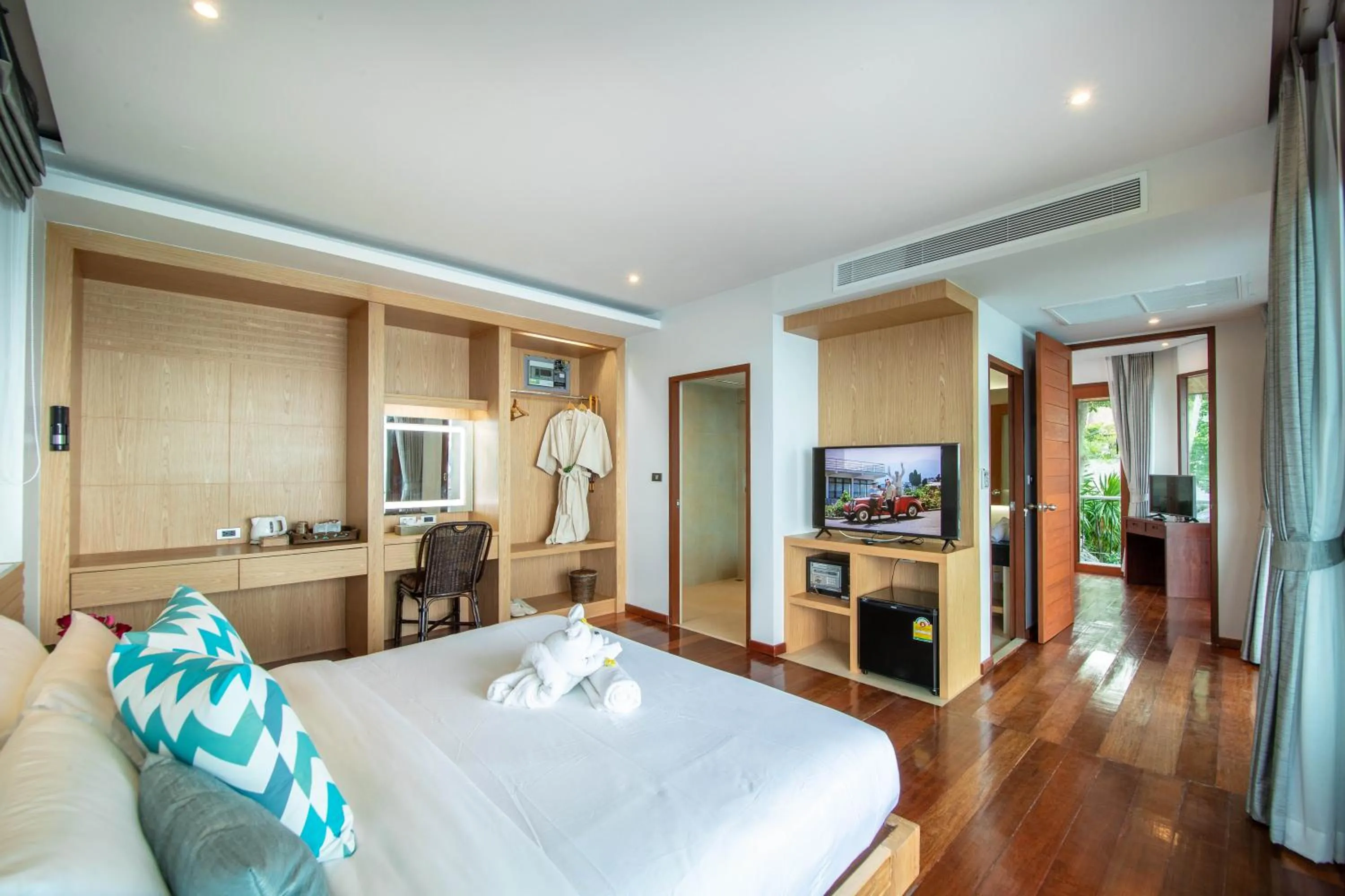 TV and multimedia, Bed in Coral Cliff Beach Resort Samui - SHA Plus
