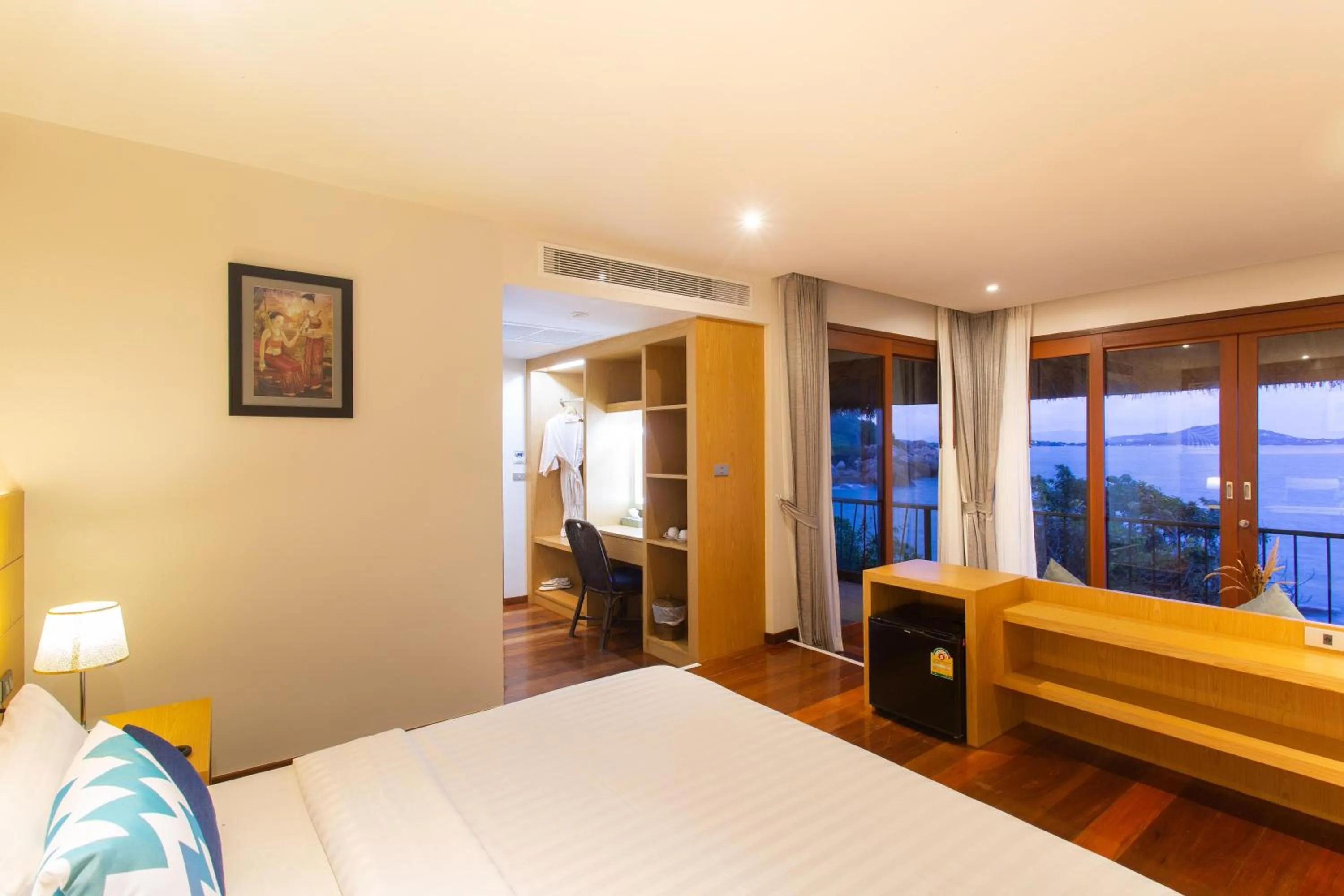 Bedroom, Bed in Coral Cliff Beach Resort Samui - SHA Plus