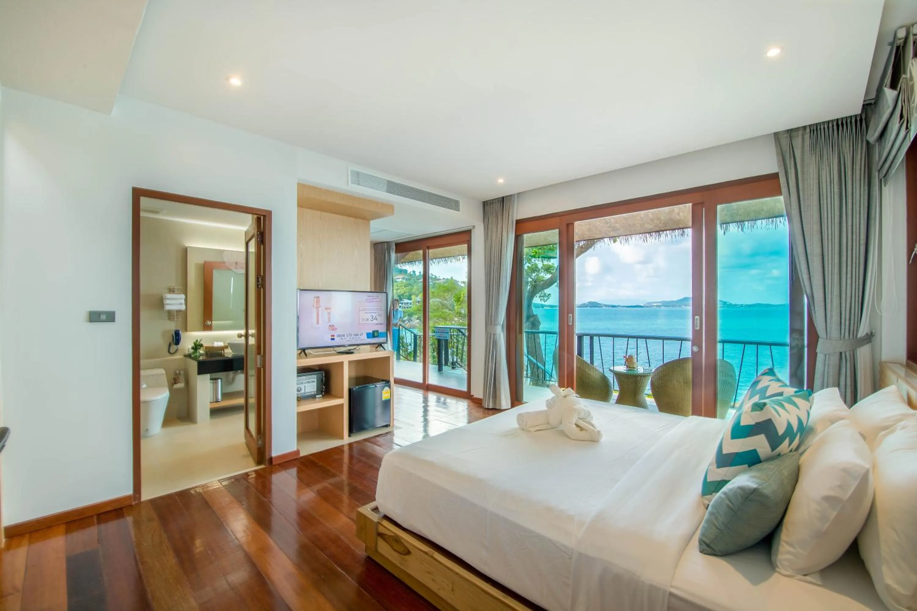 Bedroom, Bed in Coral Cliff Beach Resort Samui - SHA Plus
