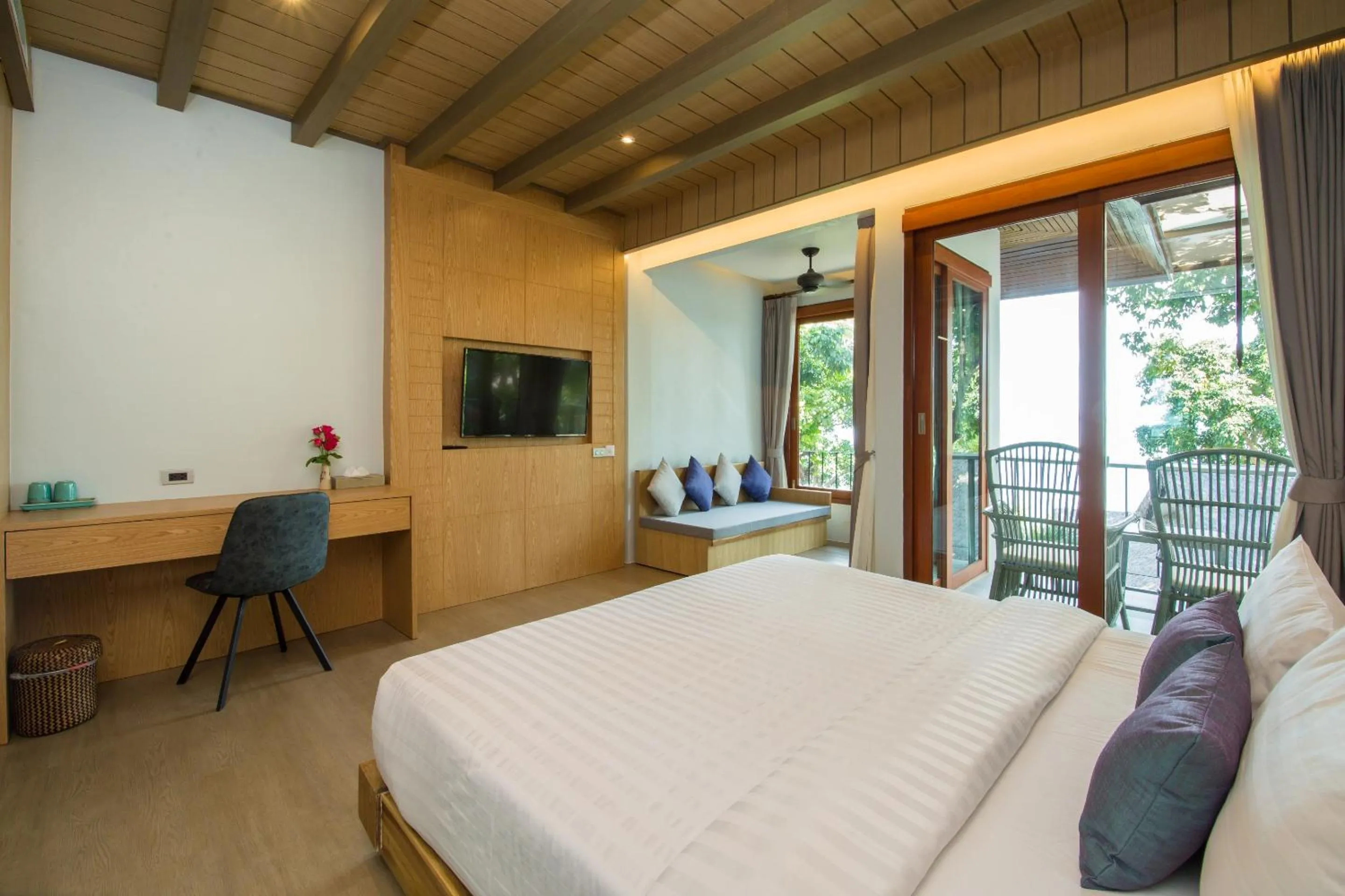 TV and multimedia, Bed in Coral Cliff Beach Resort Samui - SHA Plus