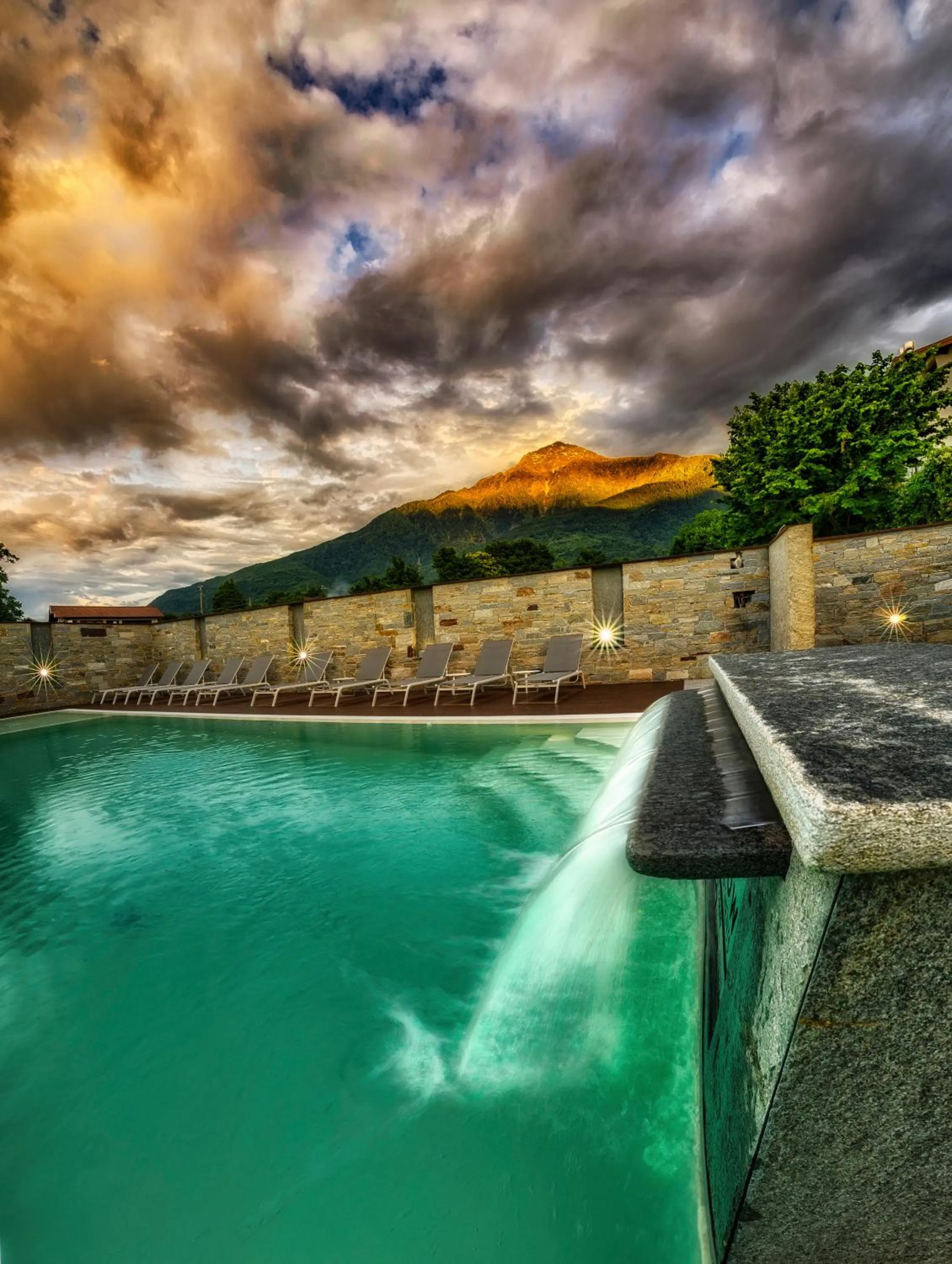 Swimming pool in Rainbow Holiday Apartments Lake Como
