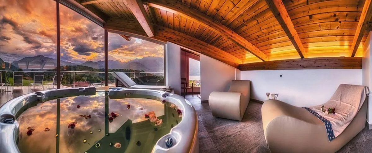 Hot Tub in Rainbow Holiday Apartments Lake Como