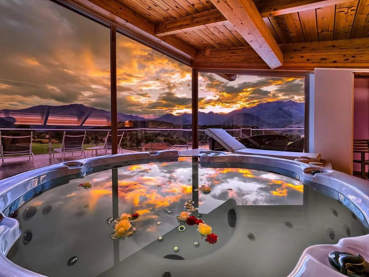 Hot Tub in Rainbow Holiday Apartments Lake Como