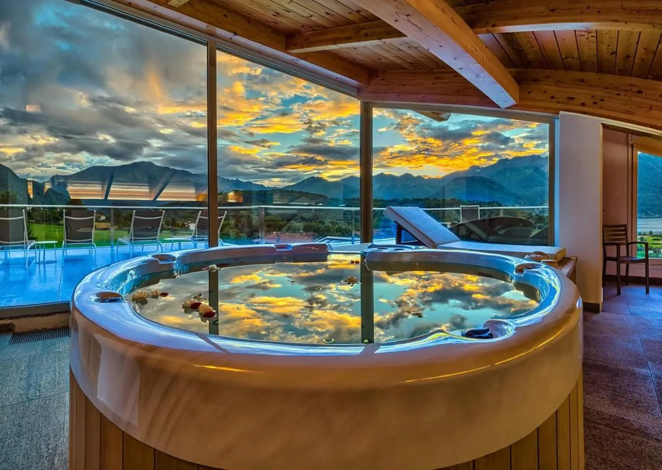 Hot Tub in Rainbow Holiday Apartments Lake Como