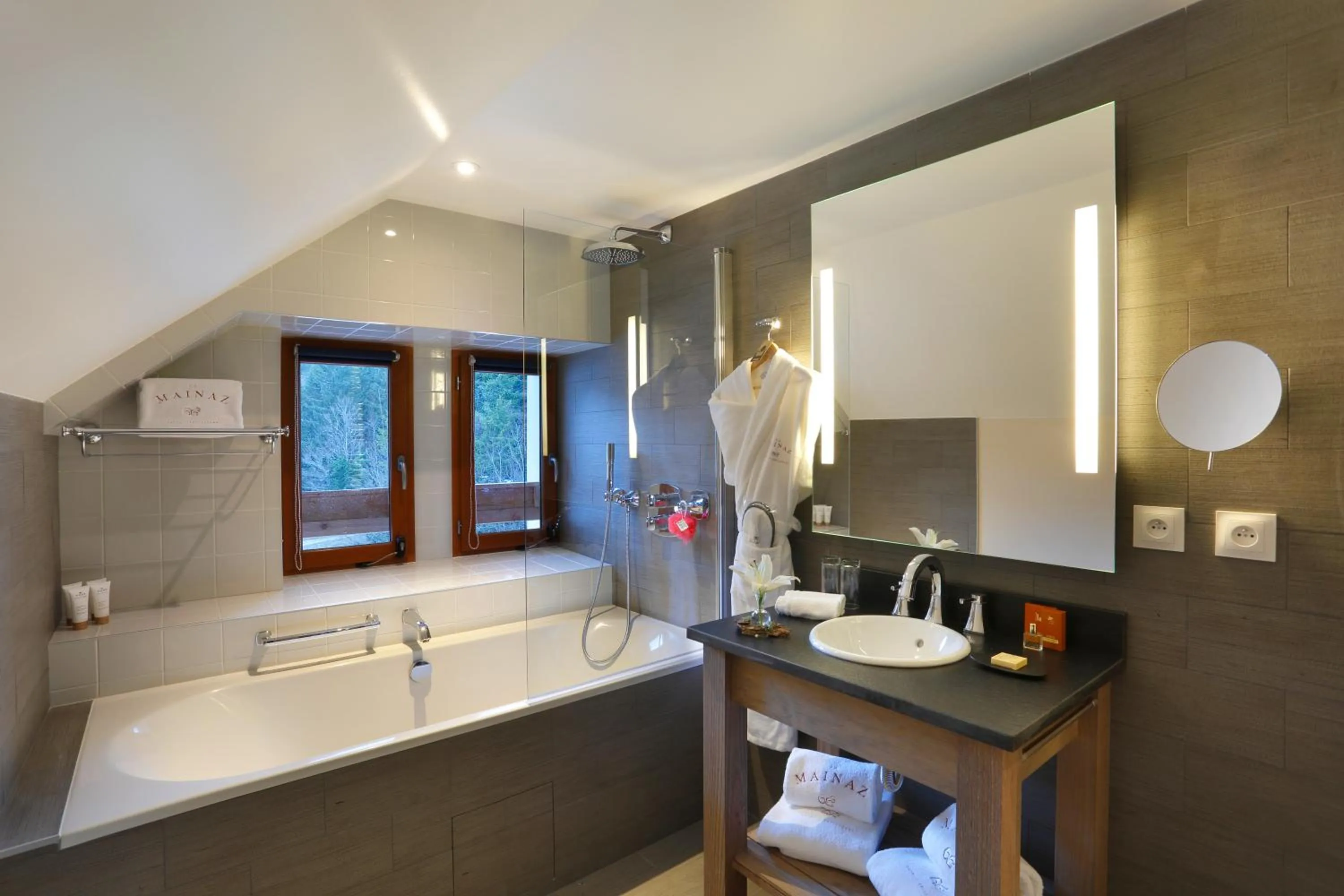 Bathroom in La Mainaz Hôtel Restaurant Genève - Gex - Mijoux