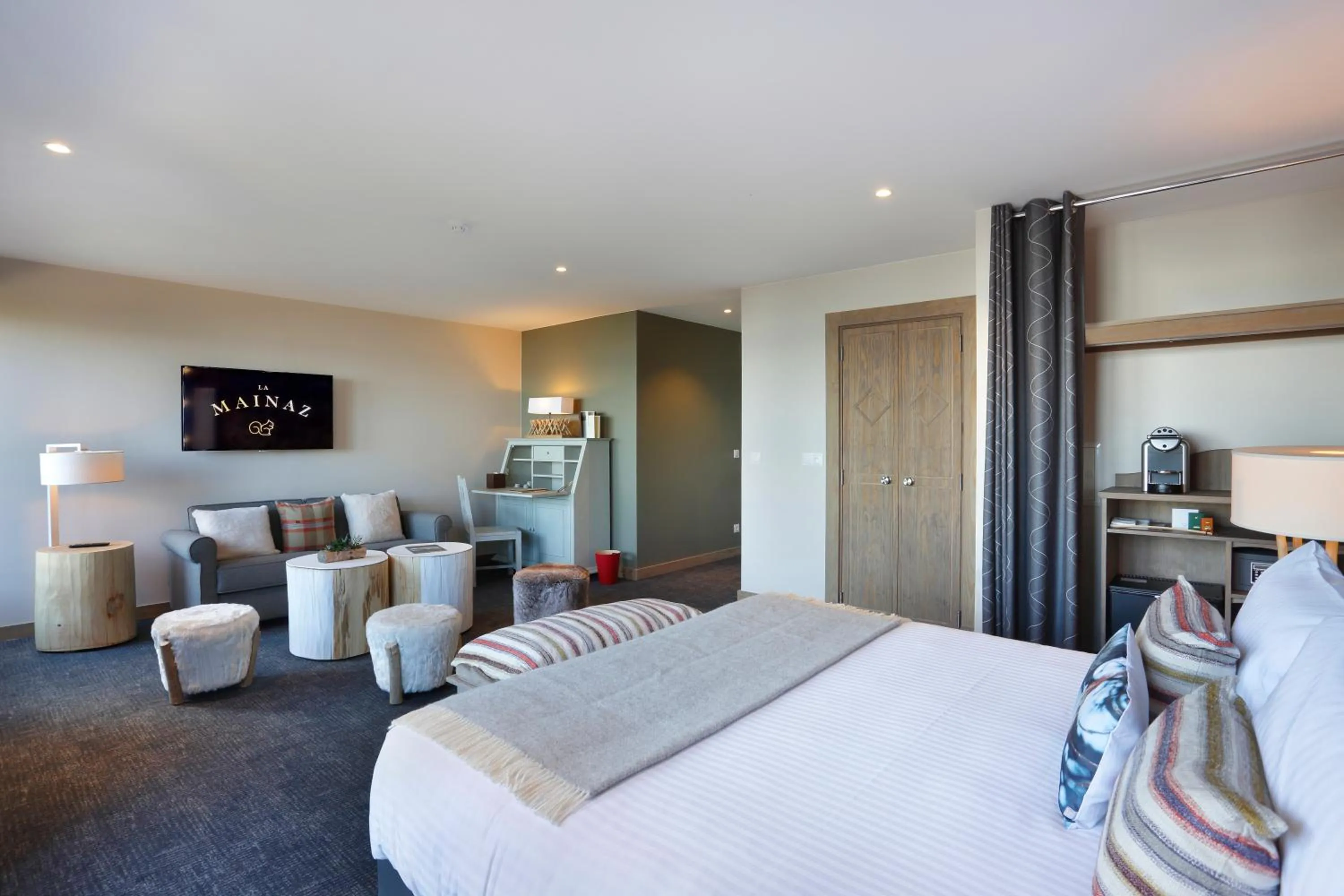 Photo of the whole room, Bed in La Mainaz Hôtel Restaurant Genève - Gex - Mijoux