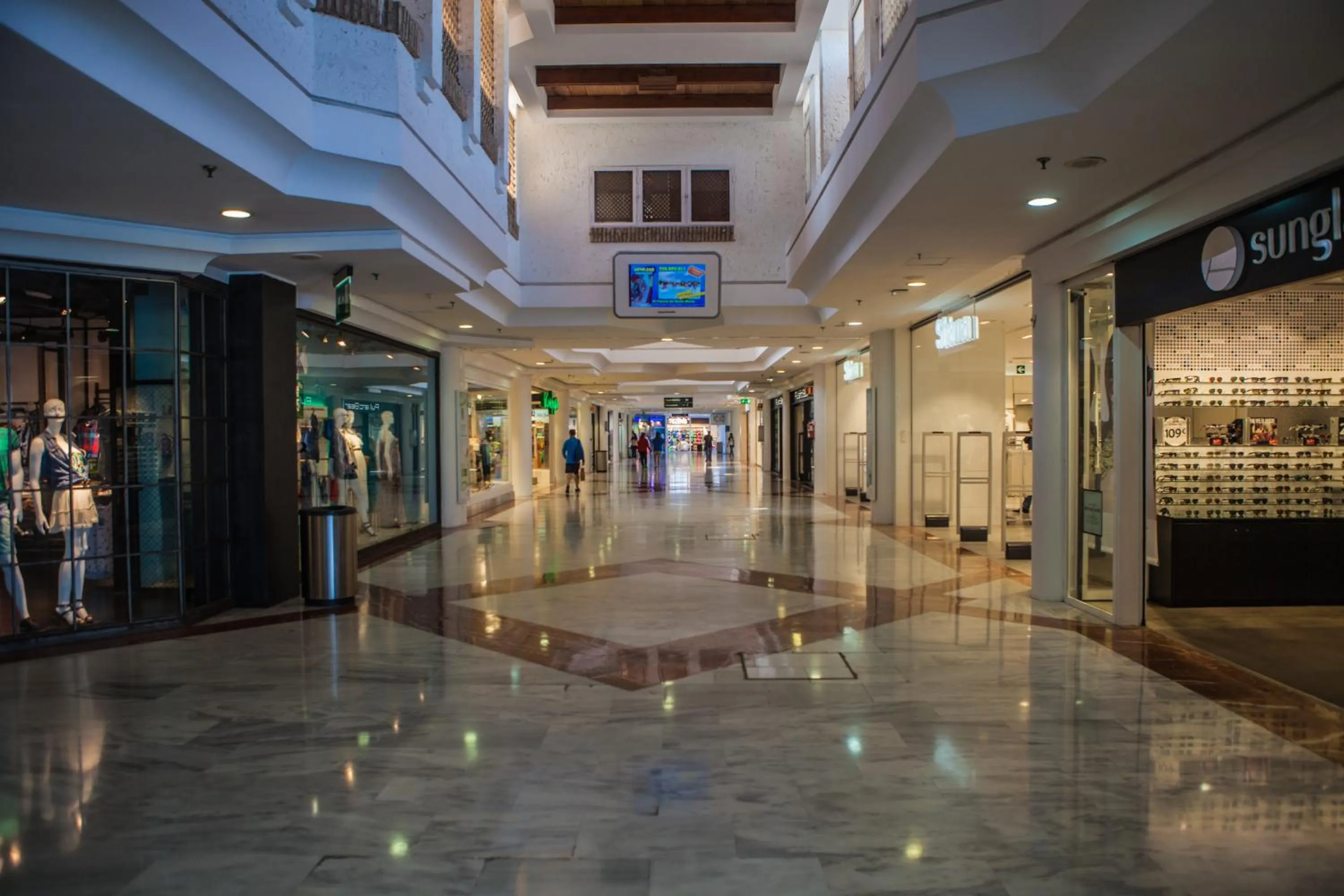 Shopping Area in Apartamentos Turísticos Bahía Sur