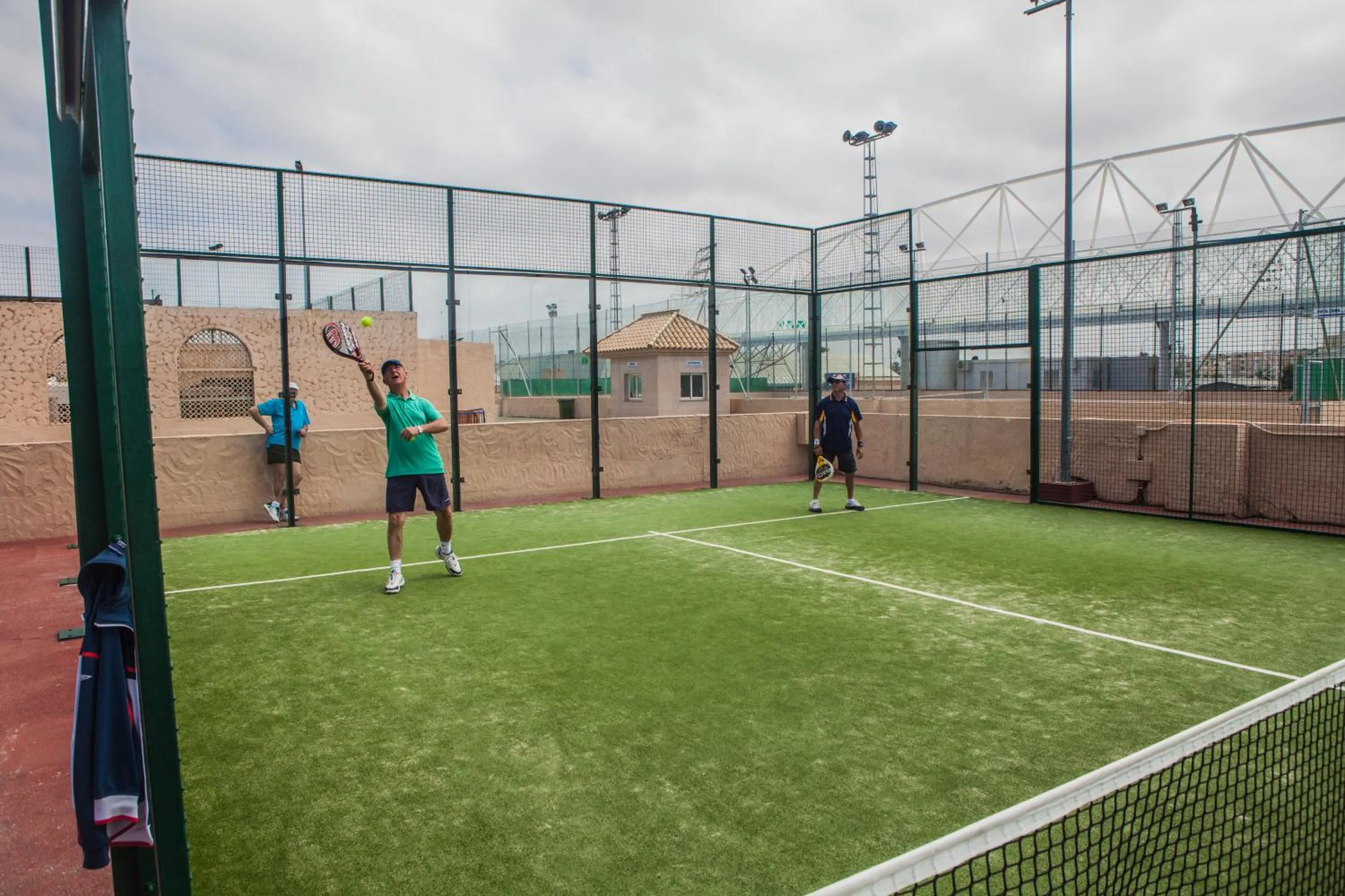 Tennis court in Apartamentos Turísticos Bahía Sur