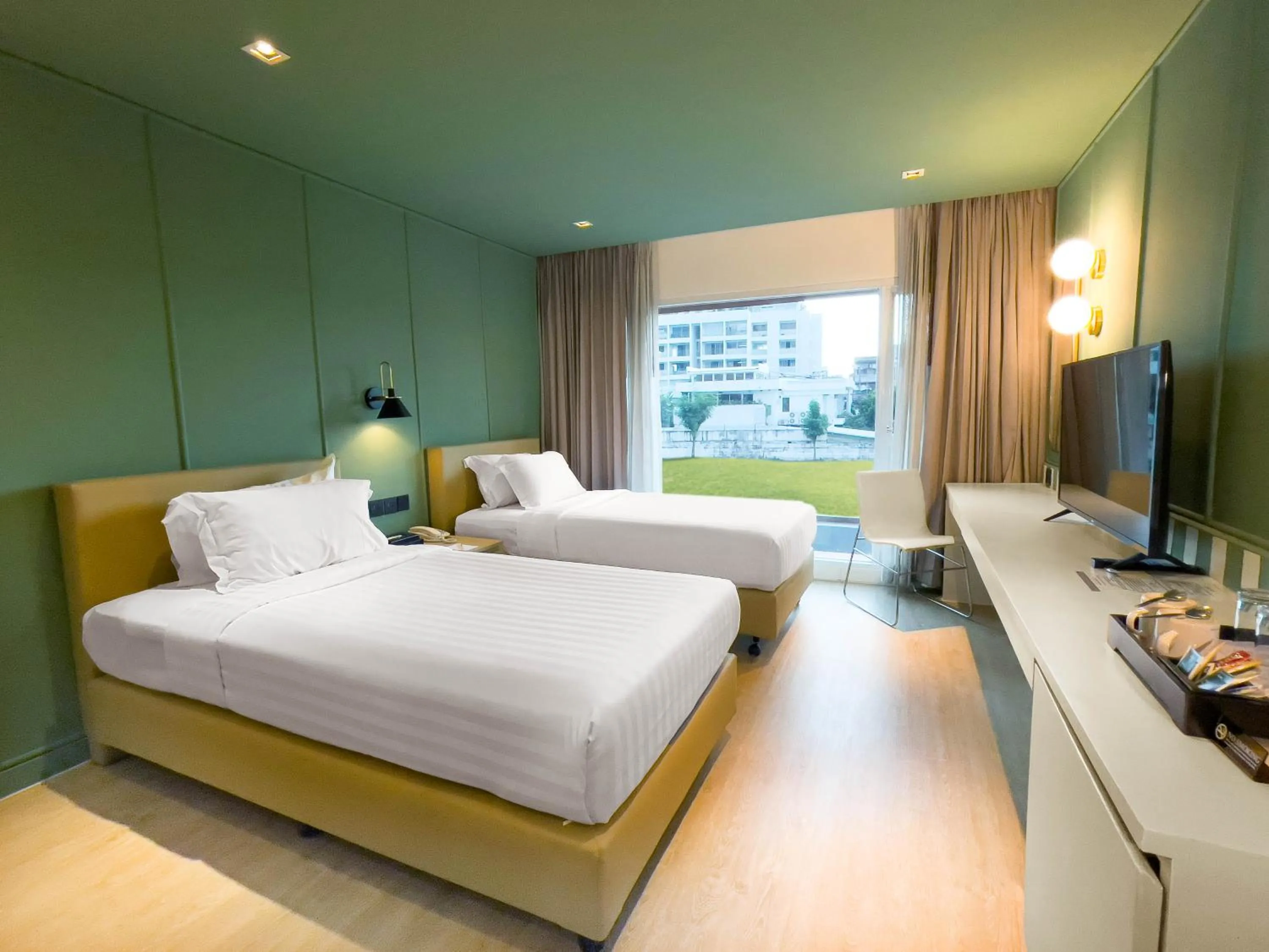 TV and multimedia, Bed in Happihaus Hotel Bangkok