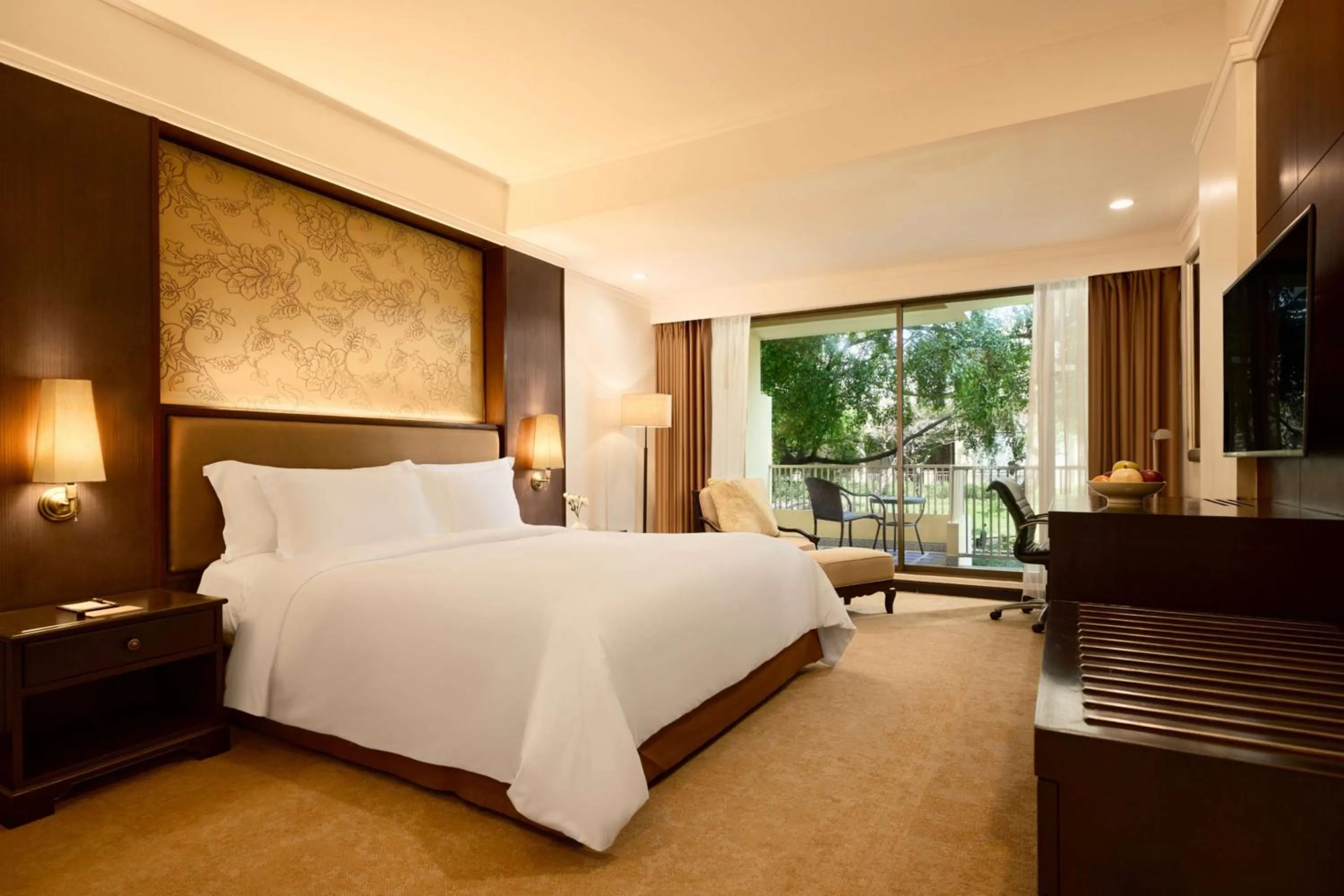 Photo of the whole room, Bed in Dusit Thani Pattaya