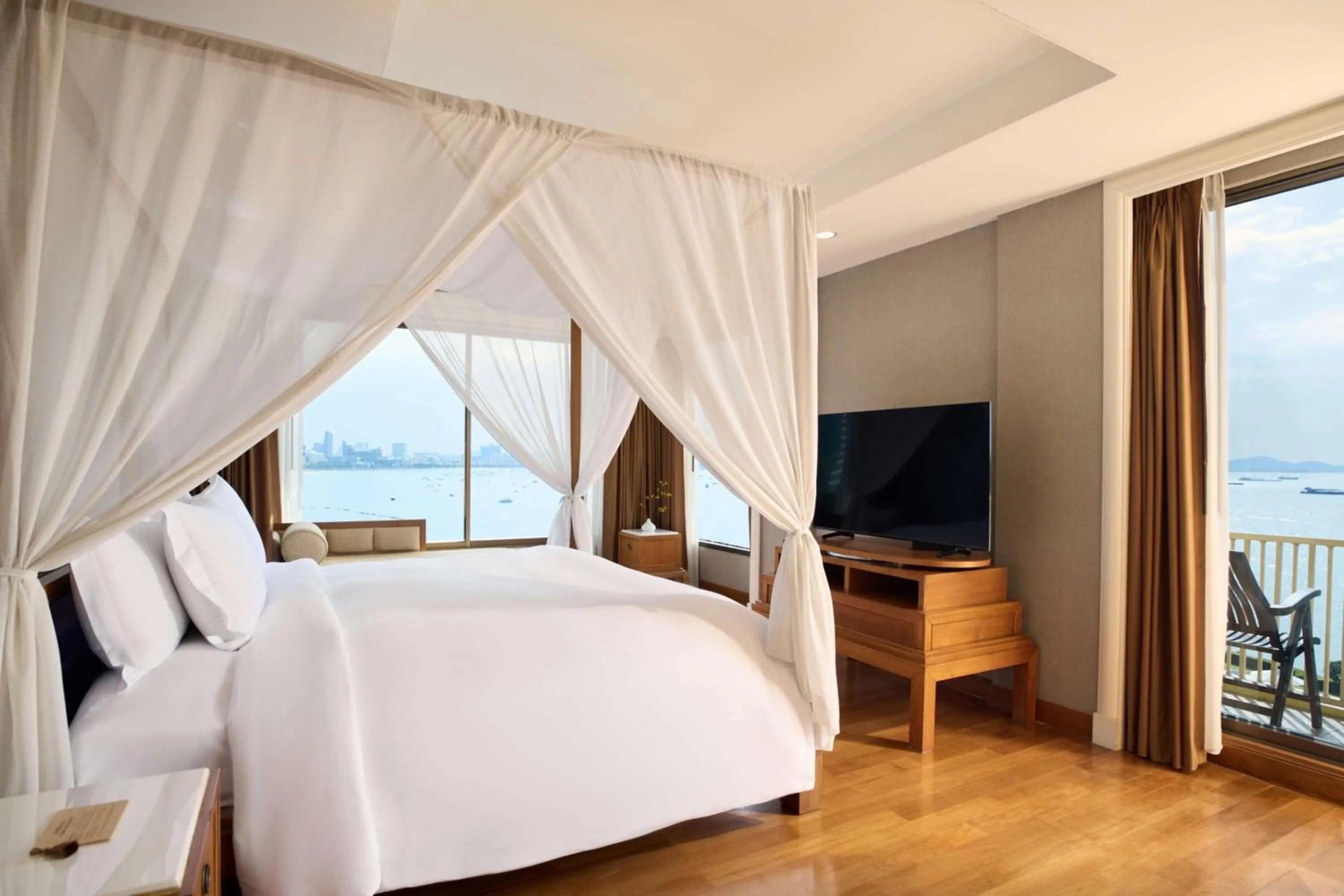 Photo of the whole room, Bed in Dusit Thani Pattaya