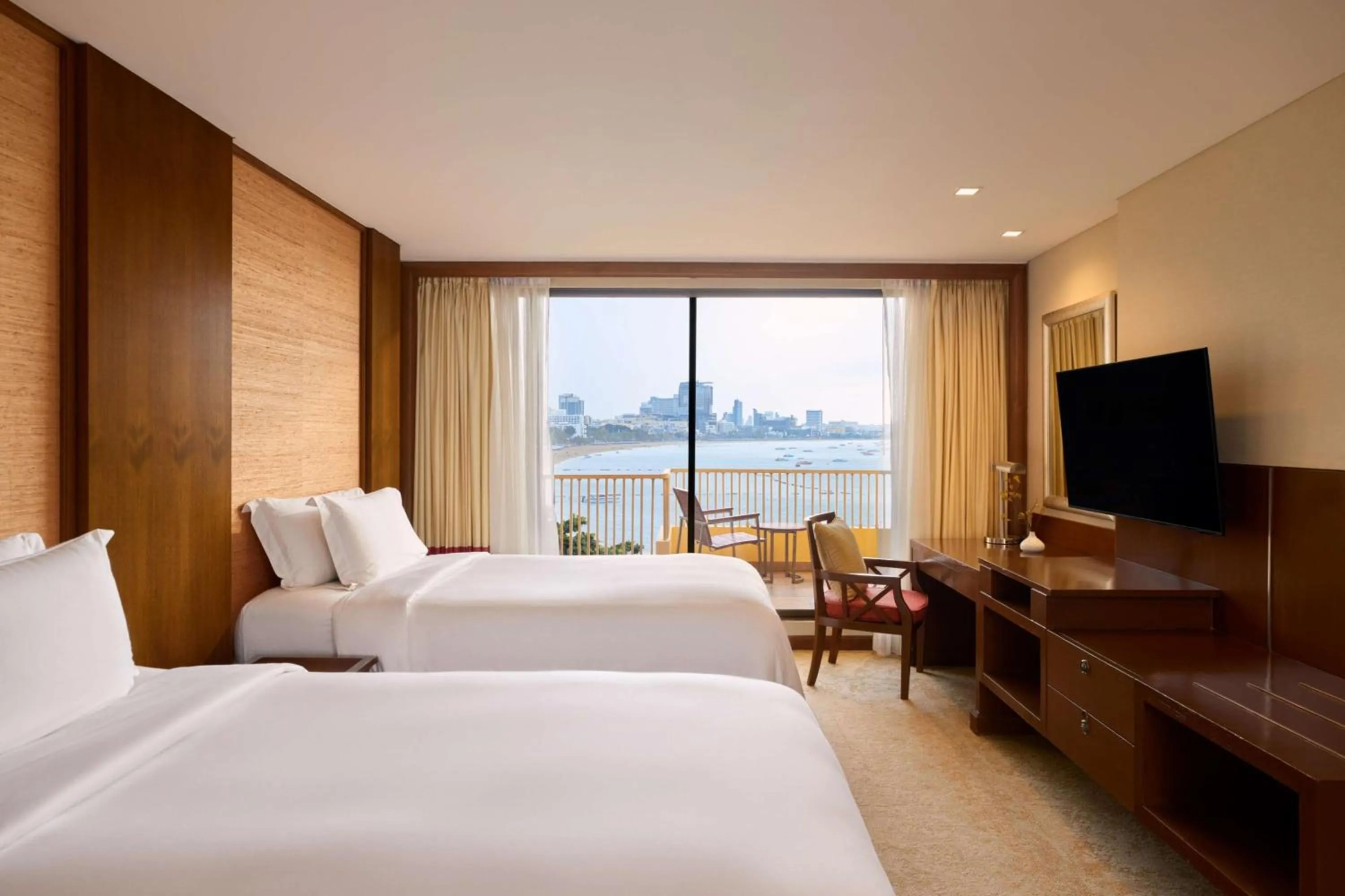 Photo of the whole room, Bed in Dusit Thani Pattaya