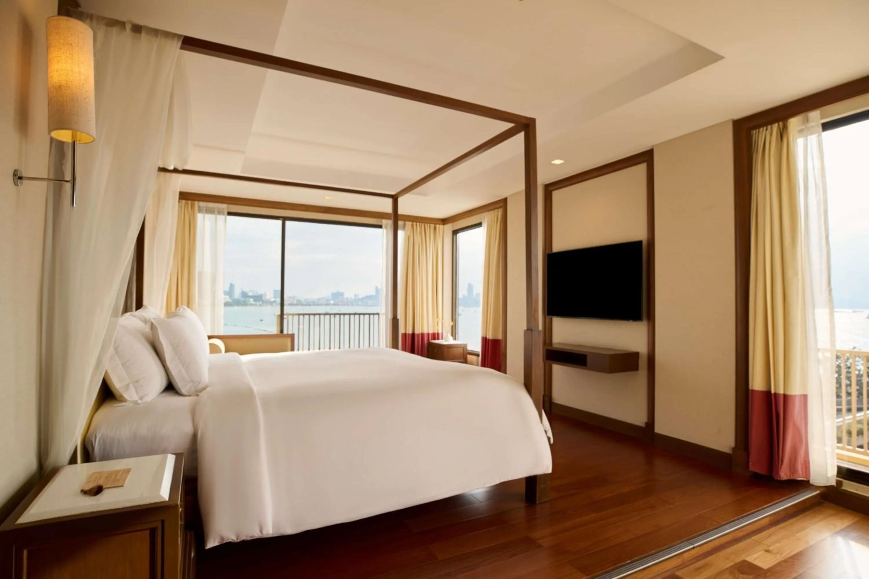 Photo of the whole room, Bed in Dusit Thani Pattaya