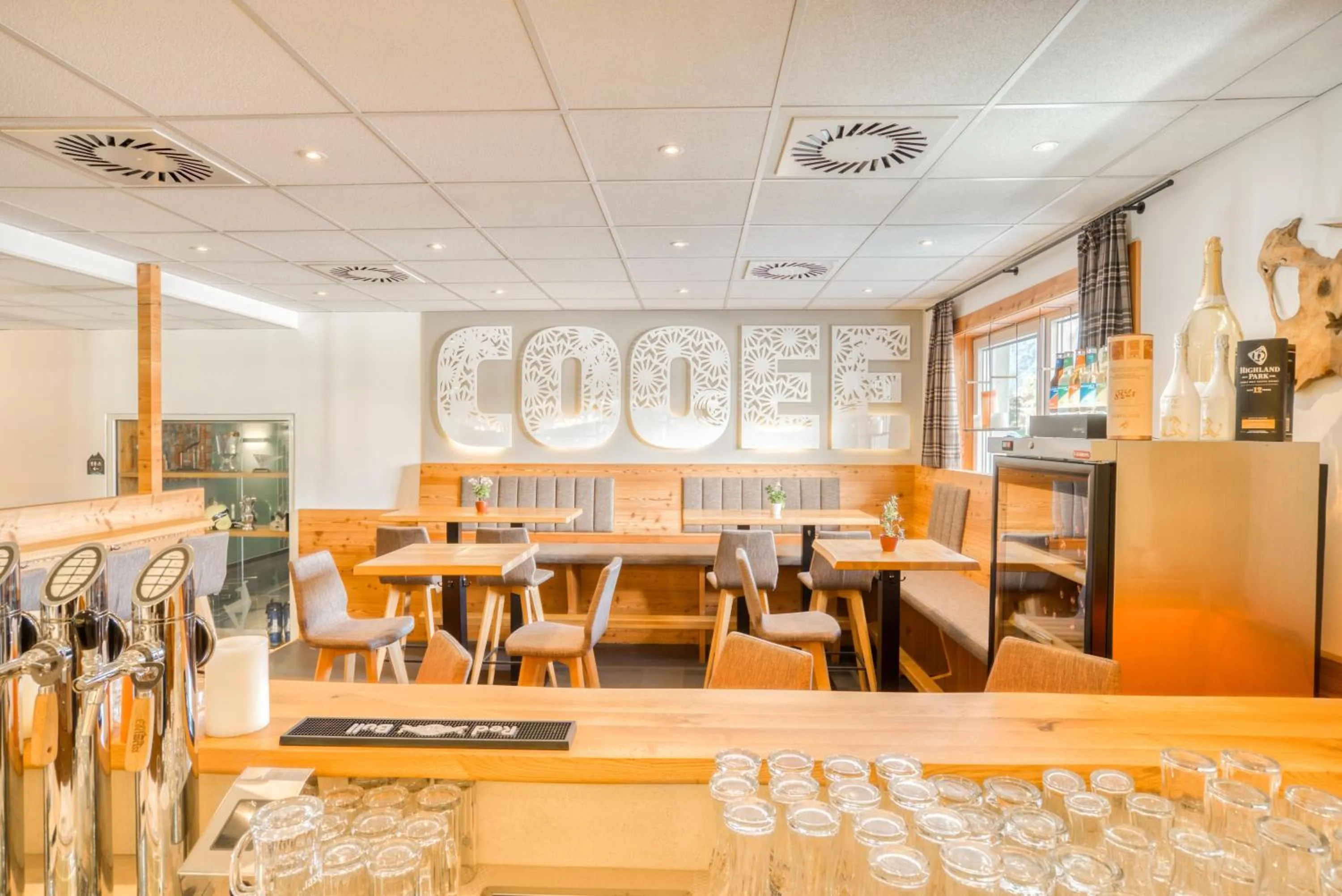 Lounge or bar in COOEE alpin Hotel Kitzbüheler Alpen