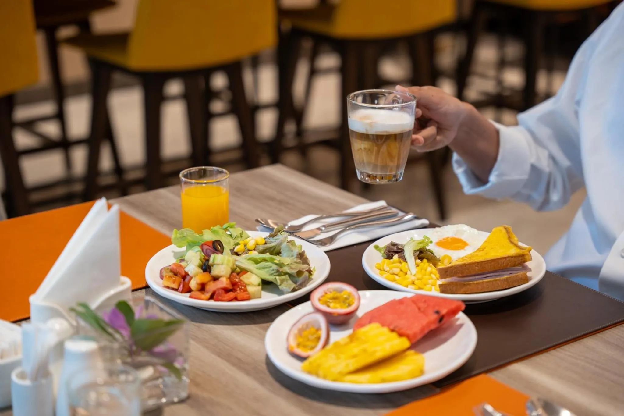 Restaurant/places to eat in PARKROYAL Suites Bangkok