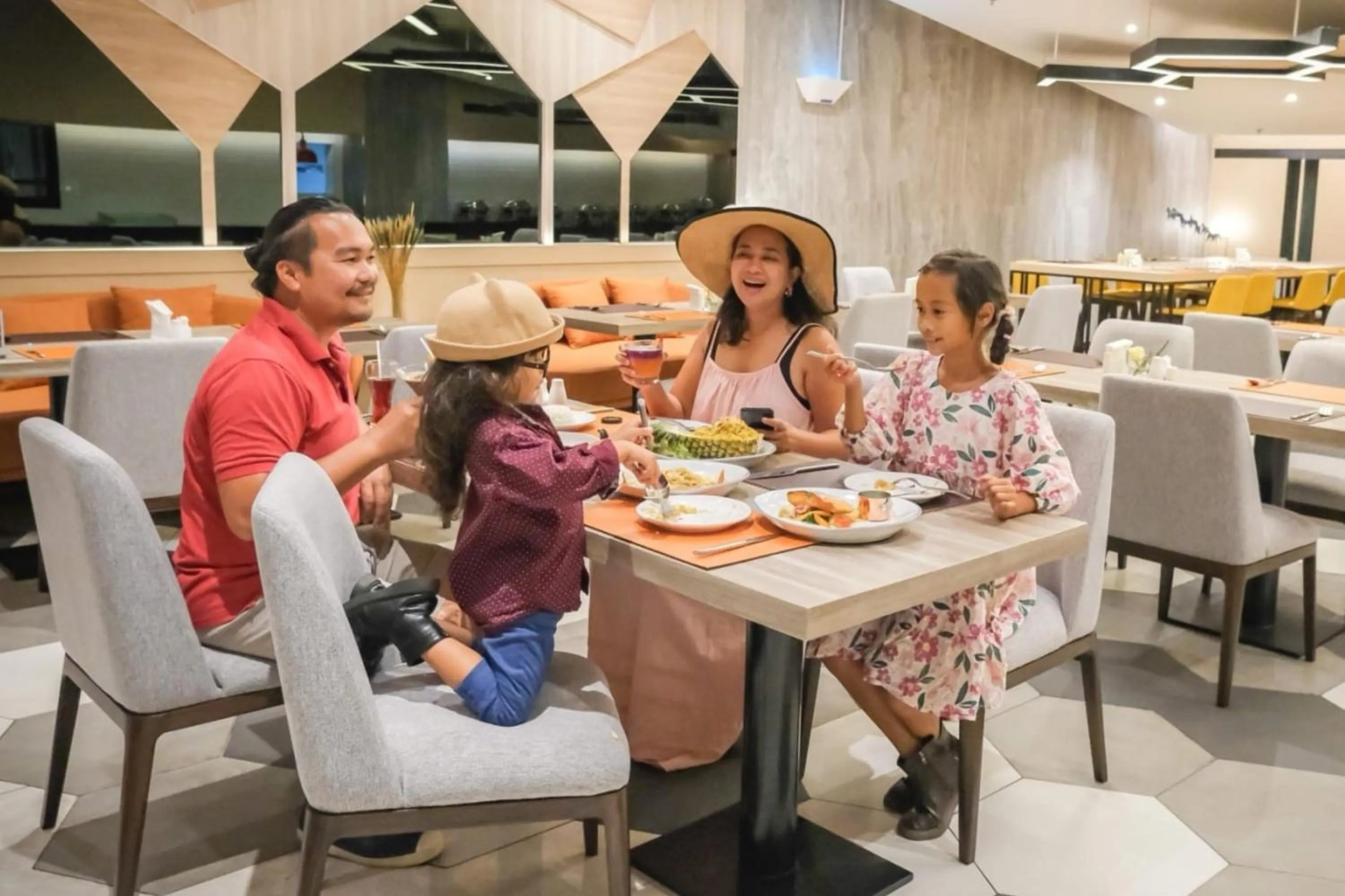 Restaurant/places to eat in PARKROYAL Suites Bangkok