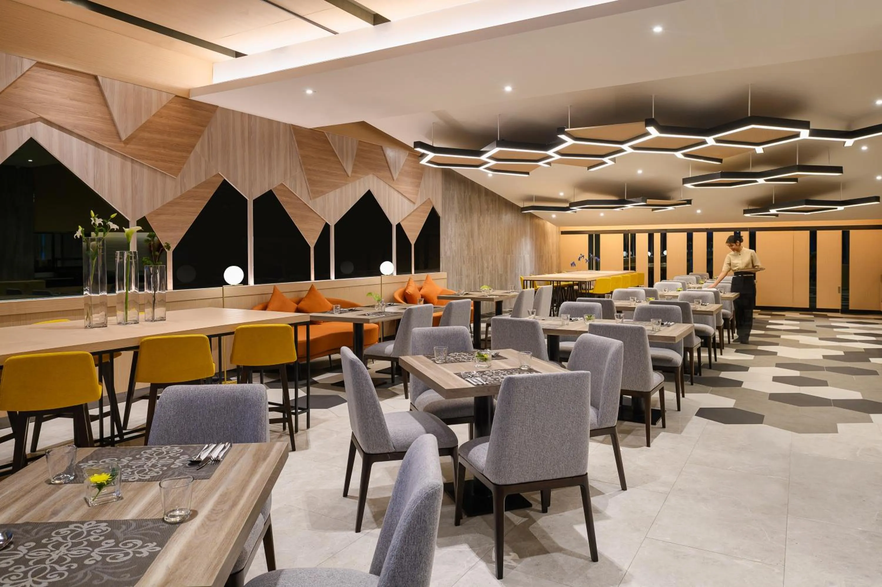 Restaurant/places to eat in PARKROYAL Suites Bangkok