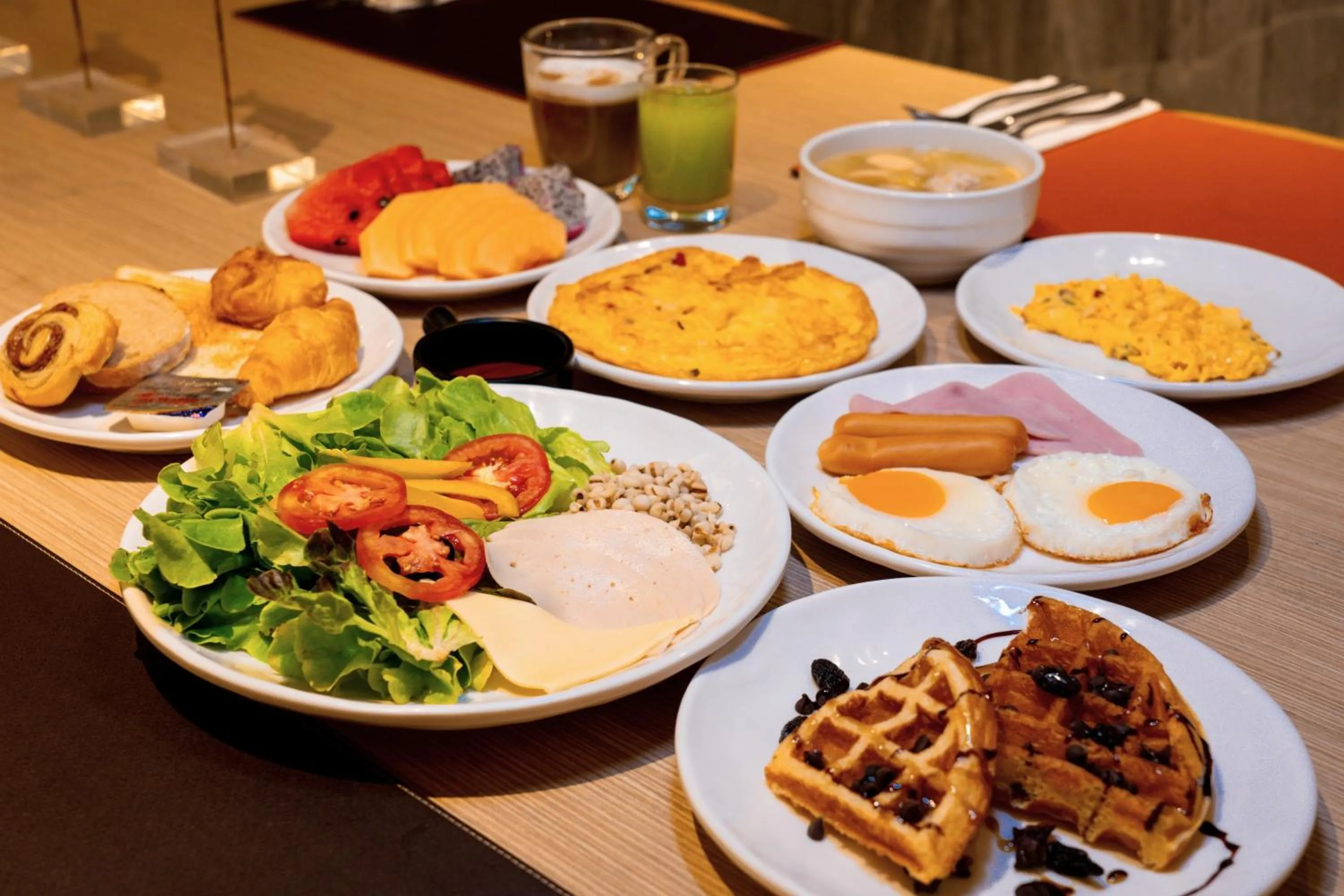 Restaurant/places to eat in PARKROYAL Suites Bangkok