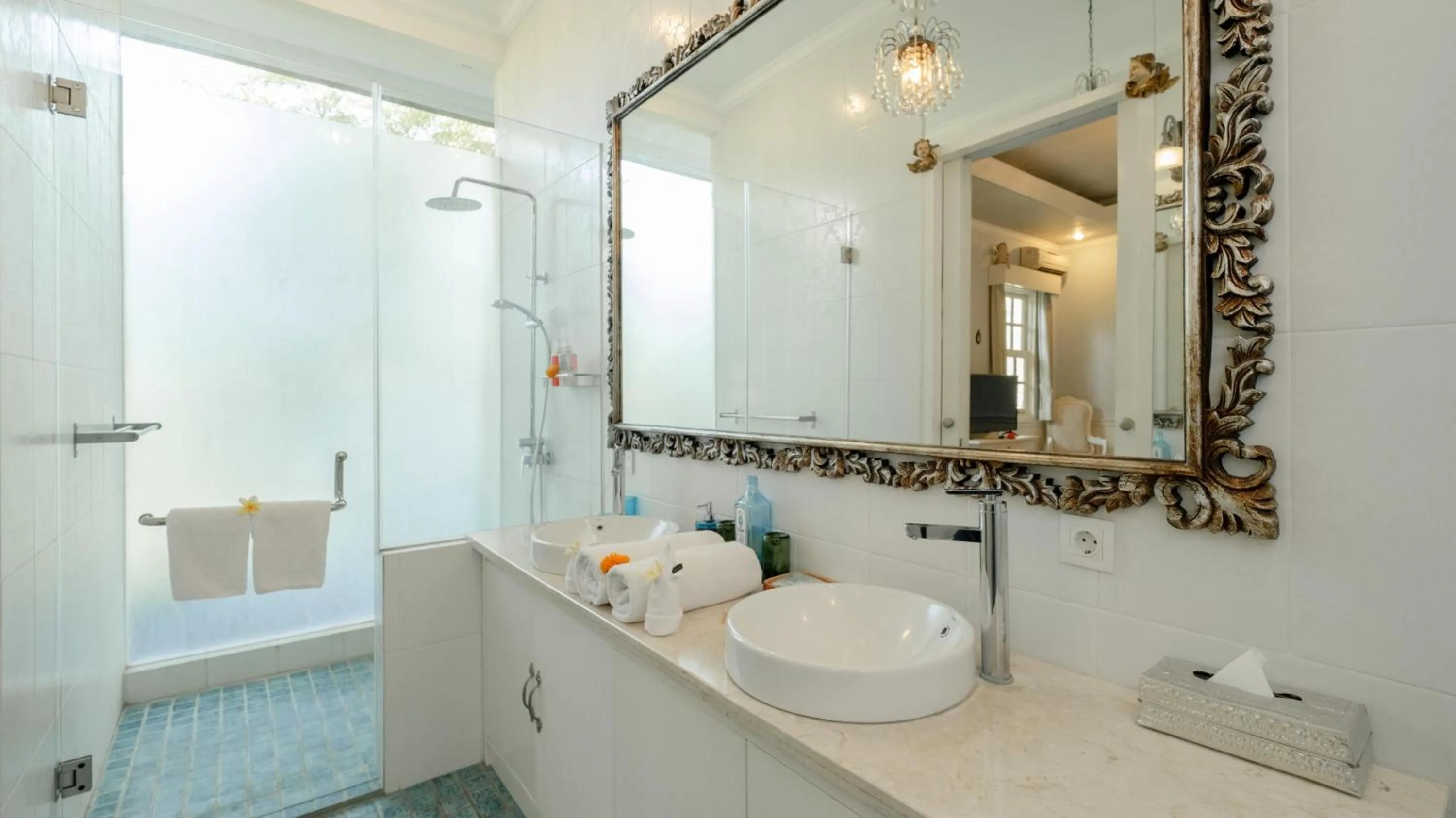 Shower in NicoNico Mansion by Villa Finder